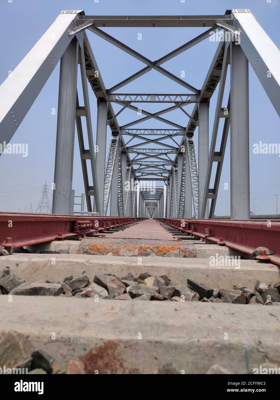 binari ferroviari ponte in ferro unico angolo girato con cielo piatto Foto Stock