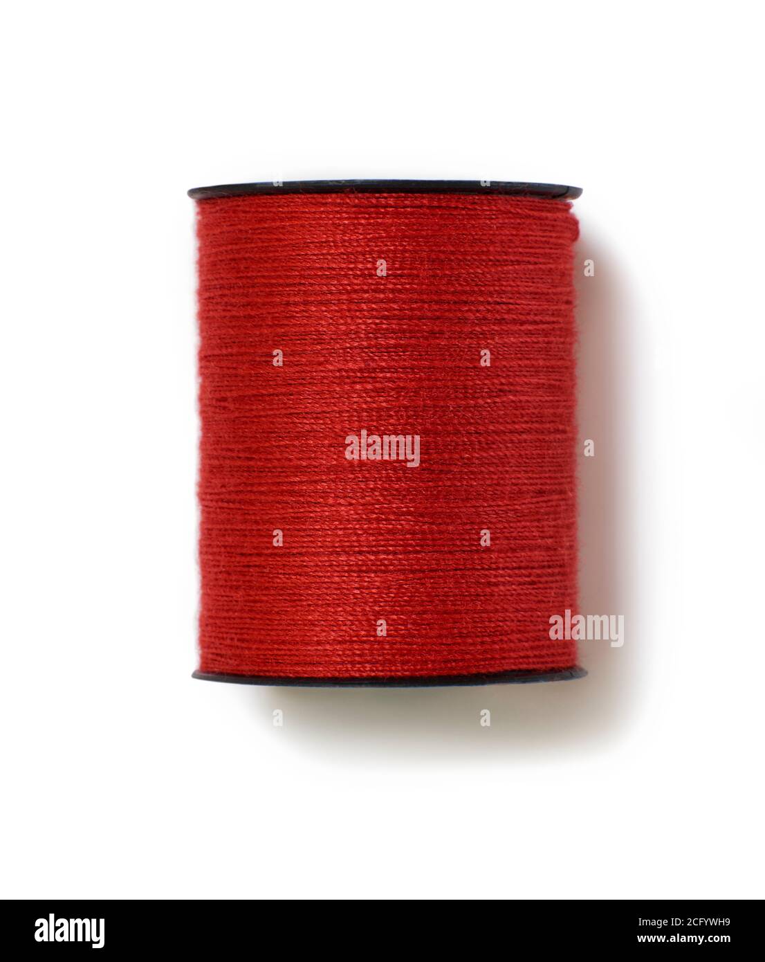 Vista dall'alto del rotolo di cotone rosso isolato su sfondo bianco Foto Stock