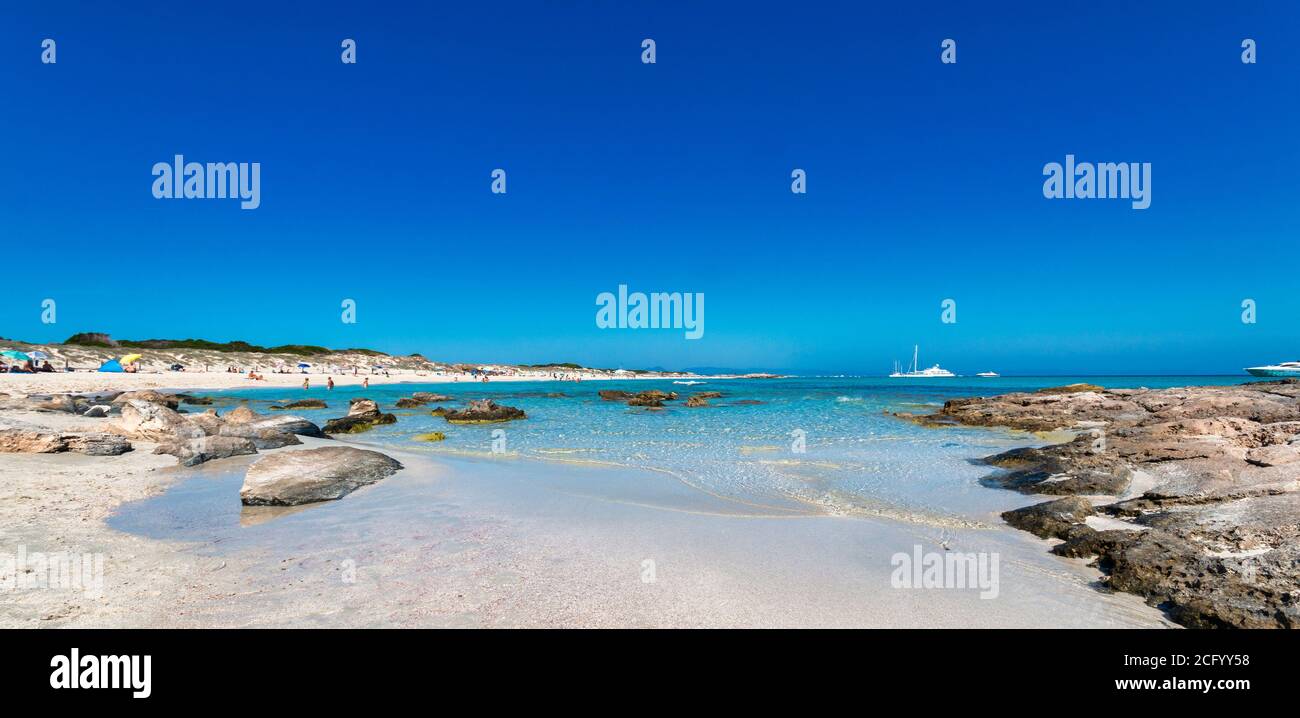 giornata di sole sulla spiaggia di formentera, spagna Foto Stock