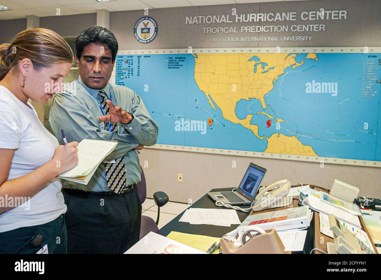 Miami Florida, centro nazionale dell'uragano, meteorologo uragano Ivan, donna giornalista giornalista intervistata intervista interviste uomo asiatico Foto Stock