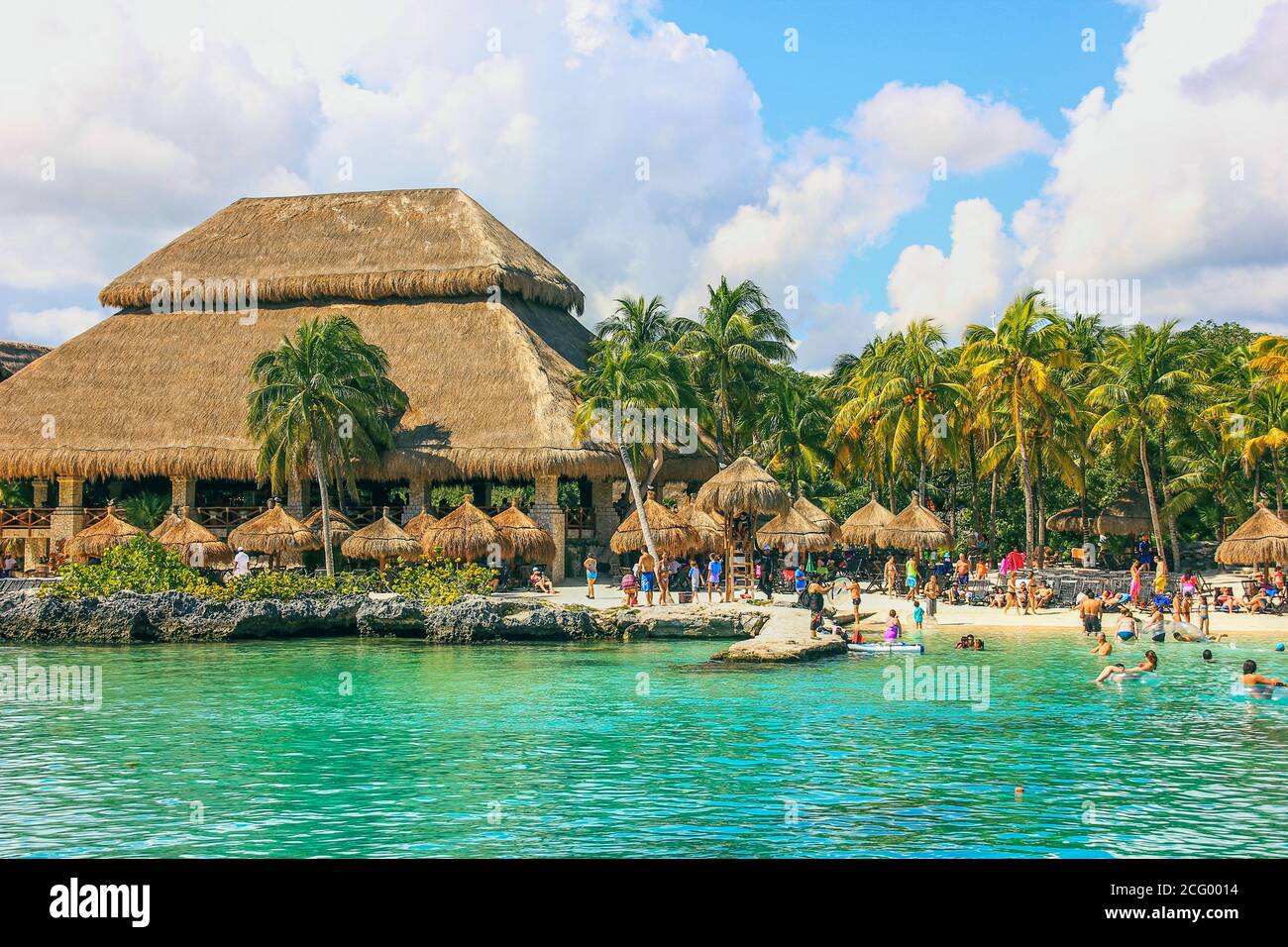 Vista panoramica sulla natura caraibica e sulle infrastrutture della spiaggia del Parco a tema Xcaret Eco vicino al sito archeologico rovine della civiltà Maya. Yucatan, Messico. Foto Stock