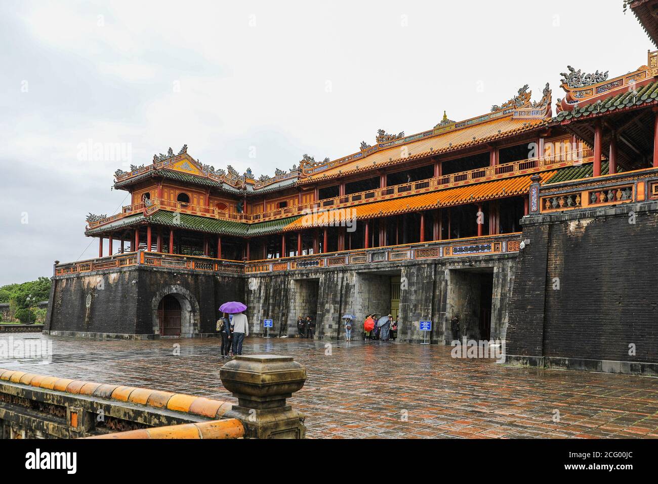 Ngo Mon gate o Meridian Gate presso la città imperiale, un recinto murato all'interno della cittadella della città di Huế, Vietnam, Sud-est asiatico, Asia Foto Stock