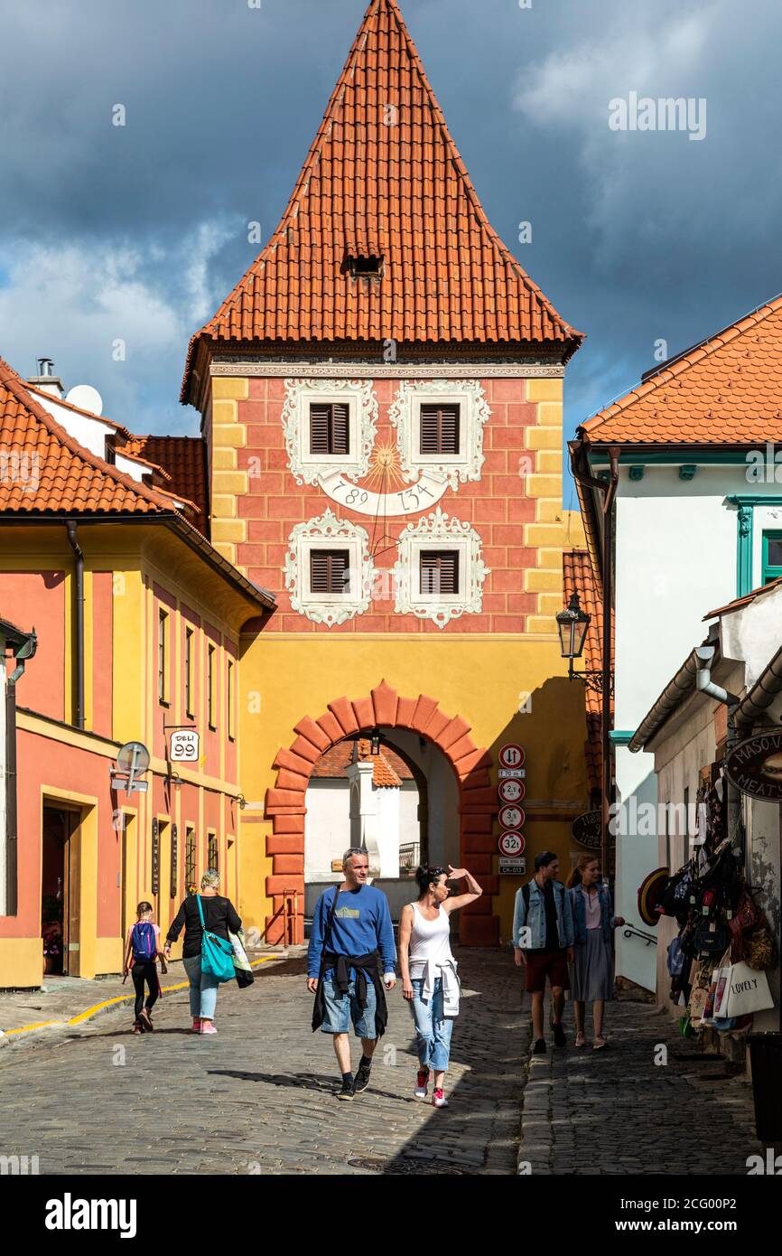 Colorato cancello villaggio, Latran Street, Cesky Krumlov, Repubblica Ceca Foto Stock