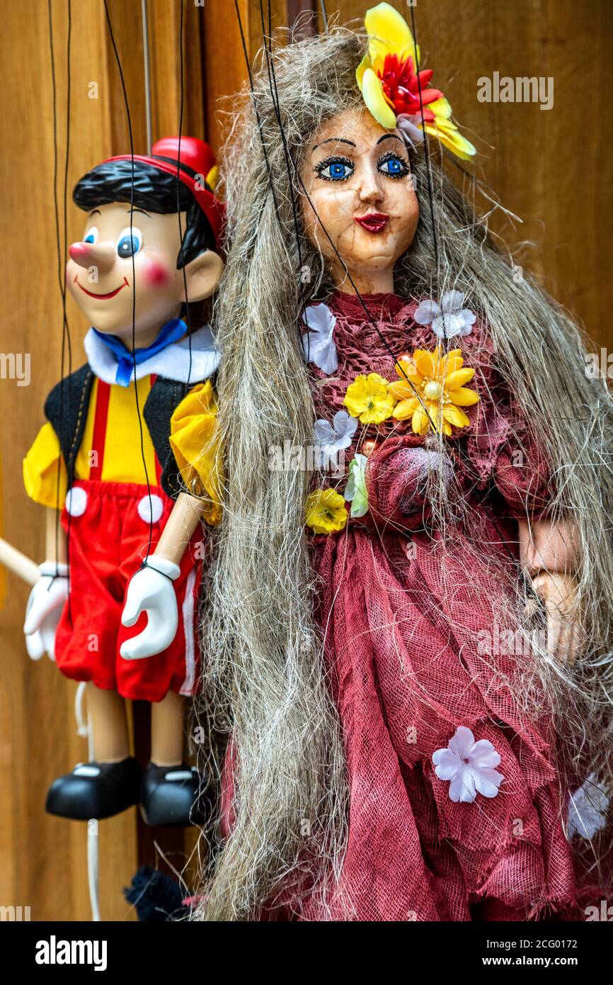Marionette (marionette) in vendita (dotate di Pinocchio), Cesky Krumlov, Repubblica Ceca Foto Stock