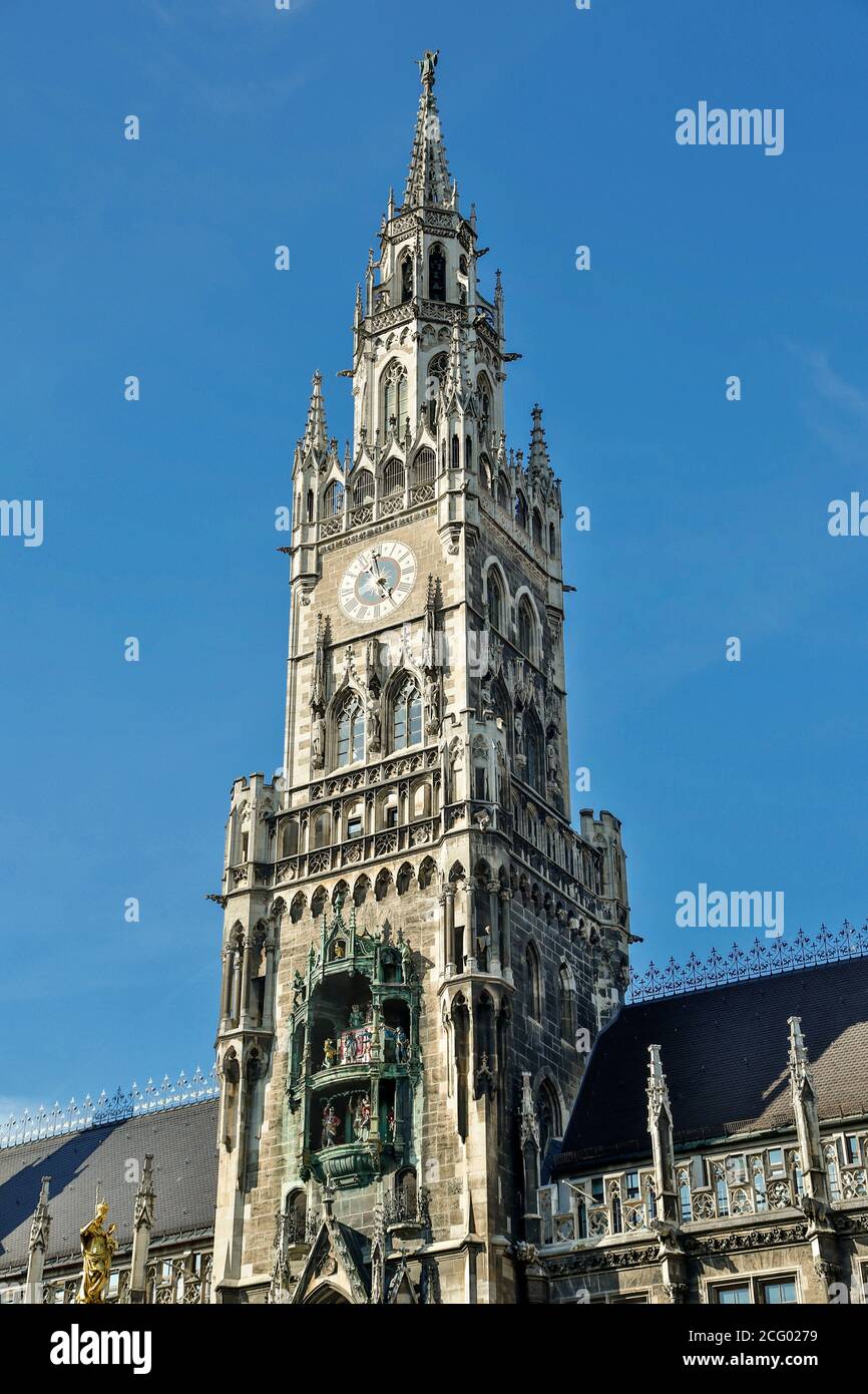Nuovo Municipio di clock tower e Glockenspiel, Marienplatz Monaco di Baviera, Germania Foto Stock
