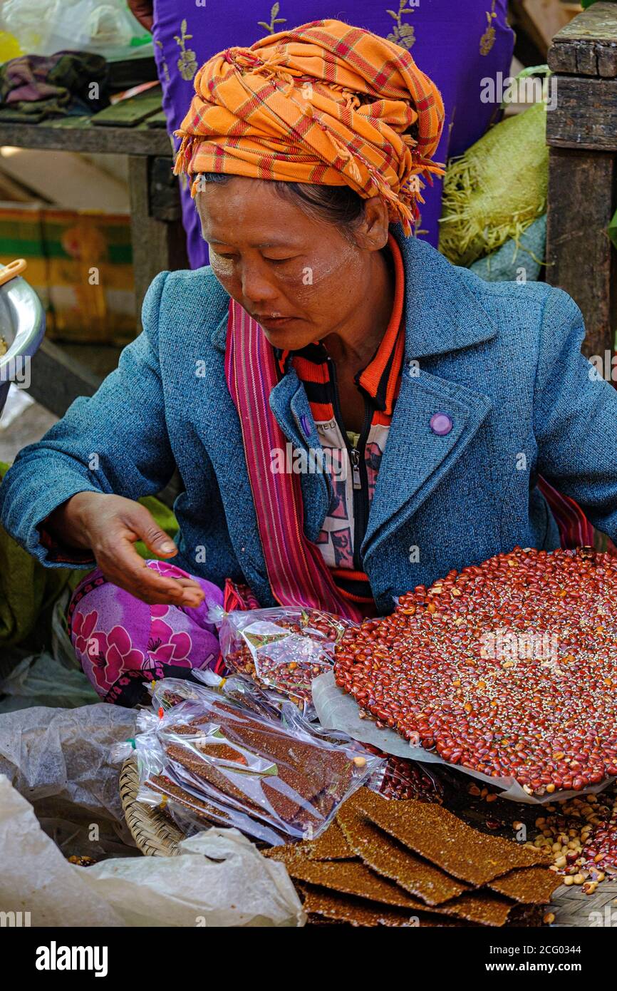 Myanmar (Birmania), Shan state, Kalaw, mercato di cinque giorni, vendita torta di arachidi Foto Stock