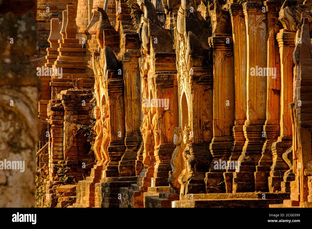 Myanmar (Birmania), Stato di Shan, Lago Inle, Inthein o Indein, Paya Shwe Inn Thein, gruppo di stupa datati 17 al 18 ° secolo Foto Stock