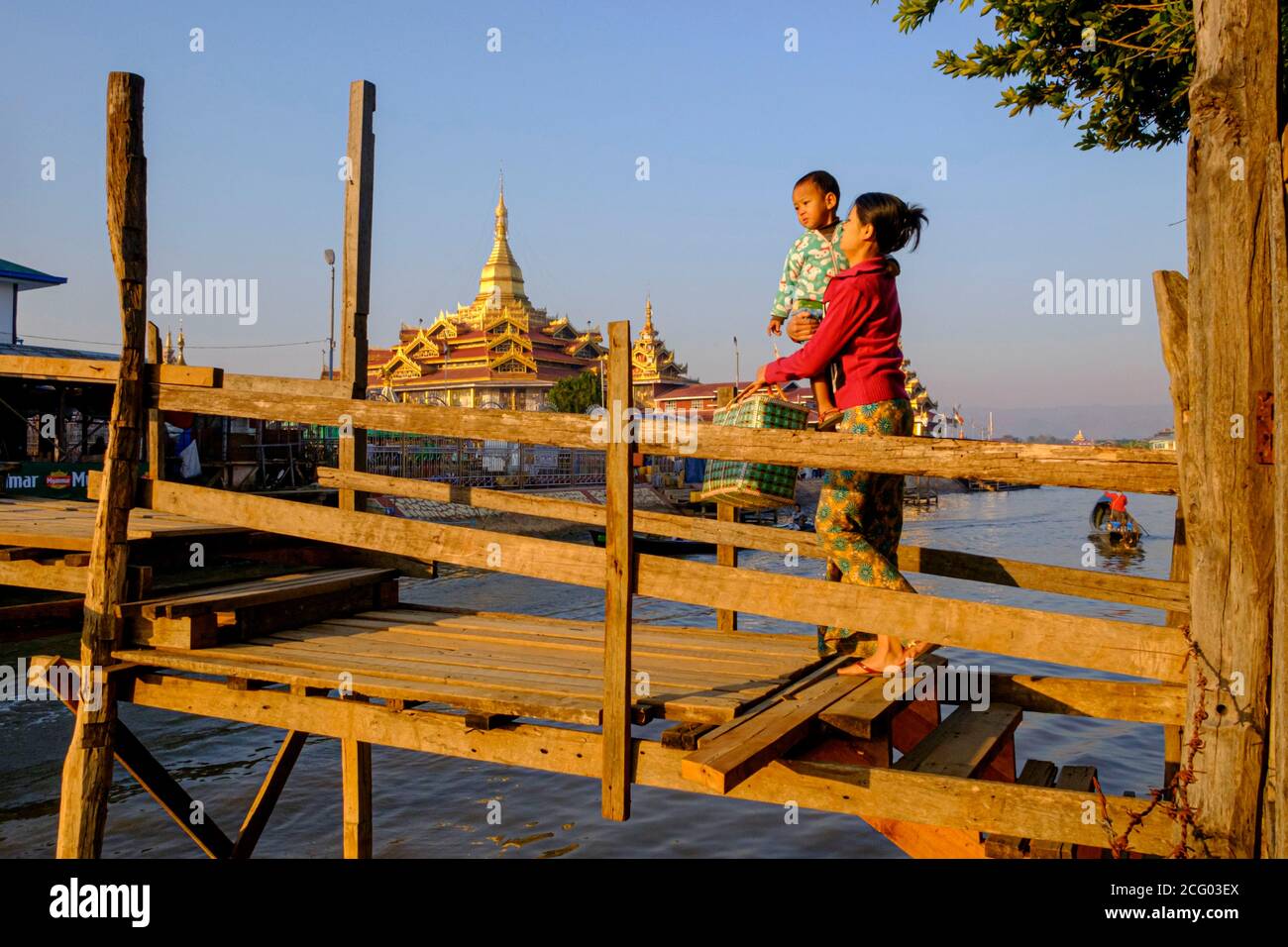 Myanmar (Birmania), Stato di Shan, lago Inle, villaggio di nam Hu - Nam Oo, Phaung Daw Oo pagoda Foto Stock