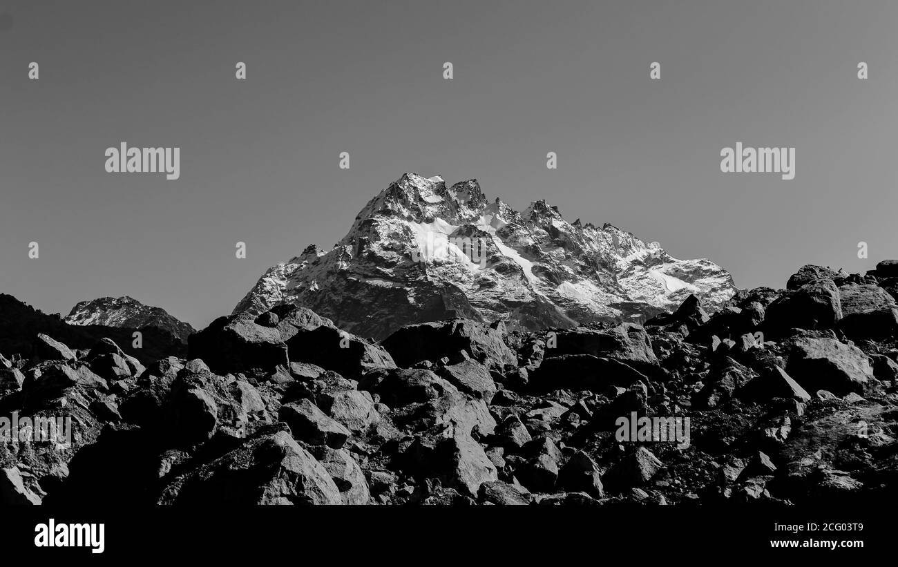 Un'immagine da cartolina monocromatica di un picco maestoso con chiaro Cielo all'orizzonte sull'altopiano tibetano di Sikkim India Foto Stock