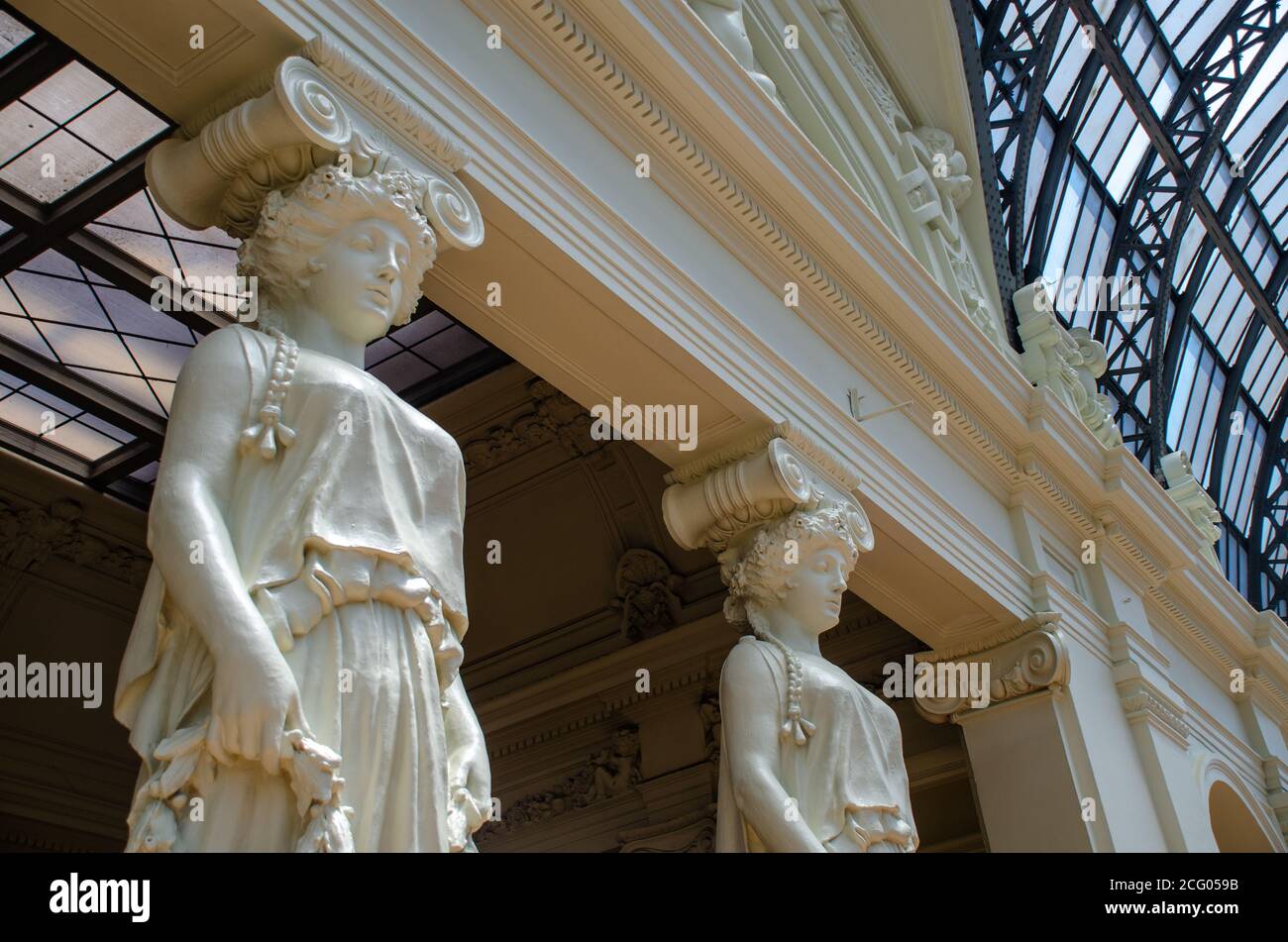 Cariatidi all'interno del Museo Nazionale delle Belle Arti Cileno (Museo Nacional de Bellas Artes o MNBA). Sculture in marmo di Antonio col y Pi Foto Stock