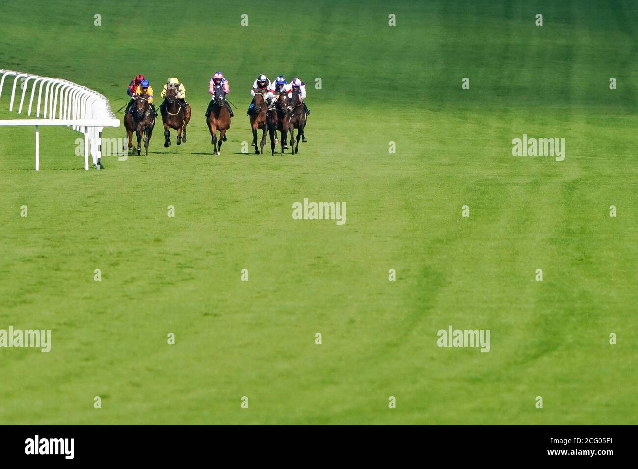 Stag Horn guidato dal fantino Hollie Doyle (a sinistra) sulla loro strada per vincere il Royal Sussex Regiment handicap al Goodwood Racecourse, Chichester. Foto Stock