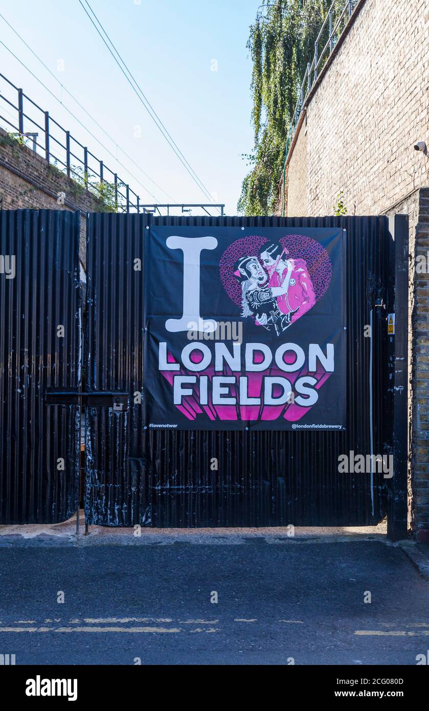 Opere d'arte su cancelli in metallo a London Fields, Londra, Inghilterra, Regno Unito Foto Stock