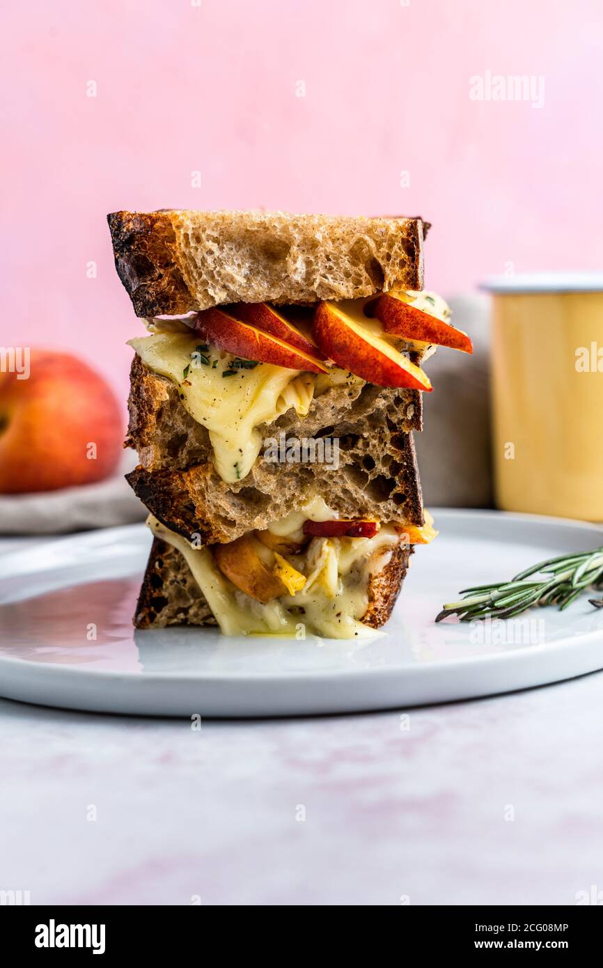 Frutta di pietra di melta, brie e rosmarino formaggio alla griglia. Foto Stock