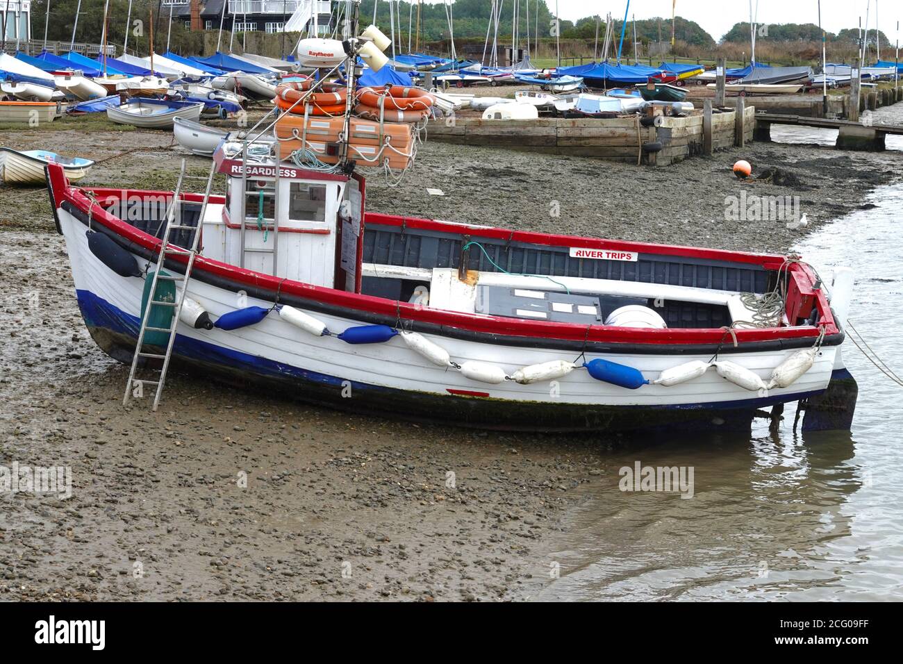 Orford, Suffolk, UK - 8 settembre 2020: La barca da pesca senza pari sulla spiaggia di Orford Quay. Foto Stock