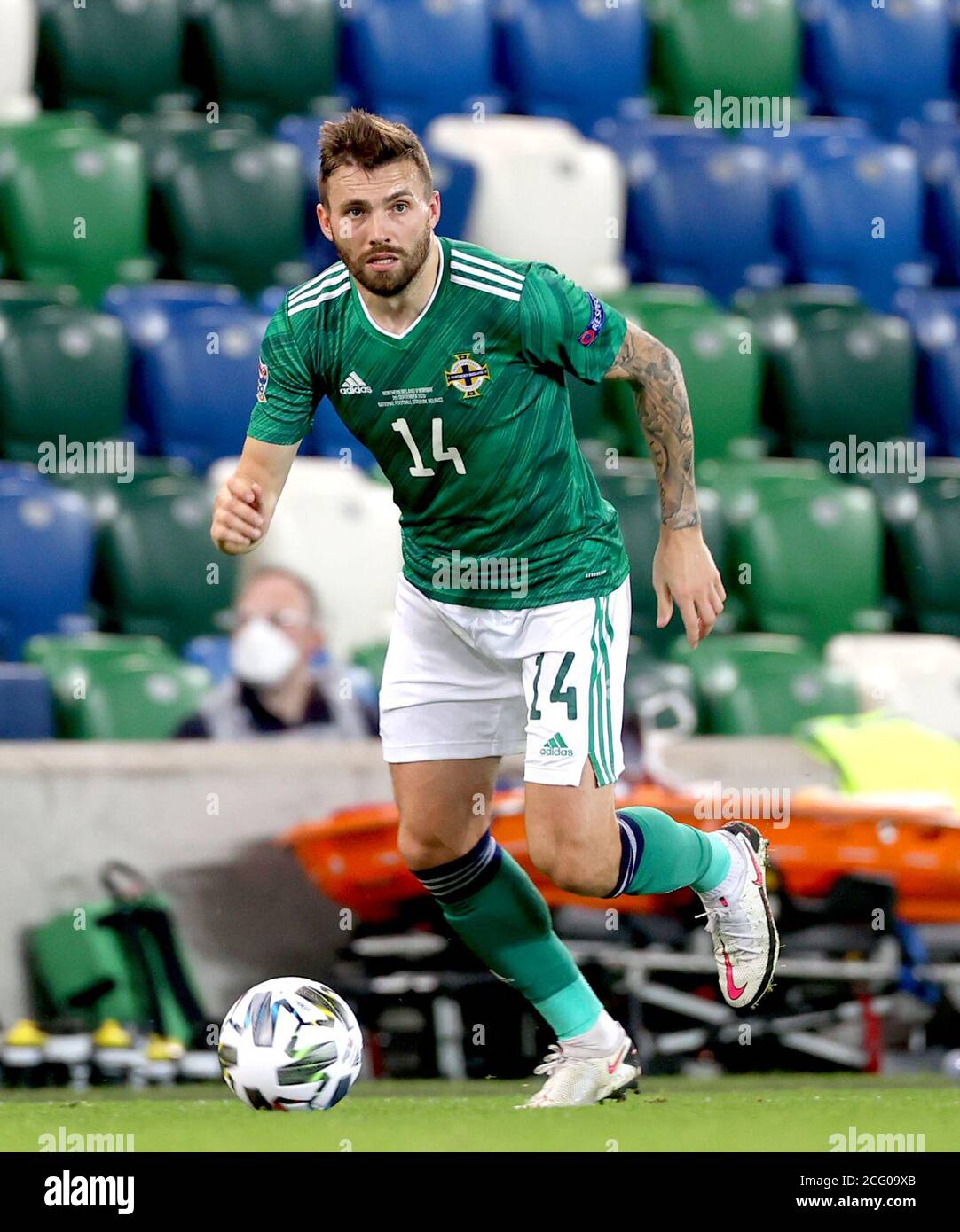 Stuart Dallas dell'Irlanda del Nord durante la UEFA Nations League Group 1, partita di campionato B al Windsor Park, Belfast. Foto Stock