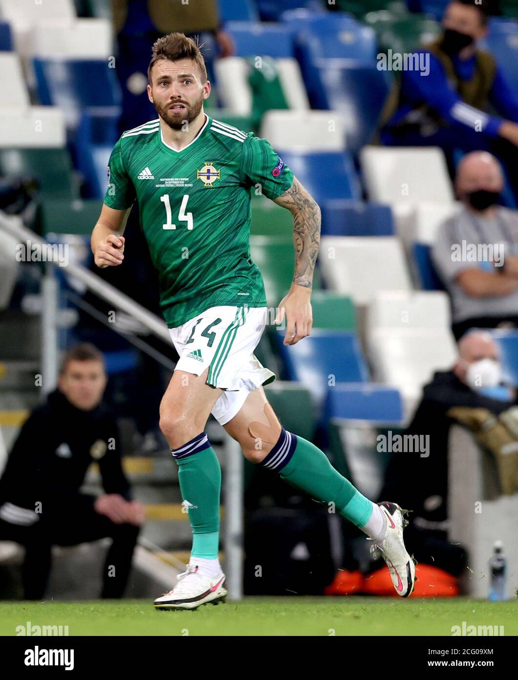 Stuart Dallas dell'Irlanda del Nord durante la UEFA Nations League Group 1, partita di campionato B al Windsor Park, Belfast. Foto Stock