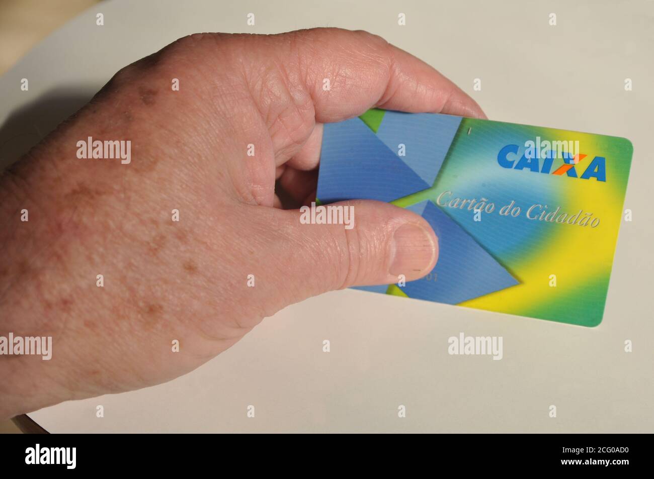 Anziani, che ricevono una carta di credito con il nome di Cartão do Cidadão, una carta valida in Brasile e consegnata ad una banca del governo federale, Brasile, Foto Stock