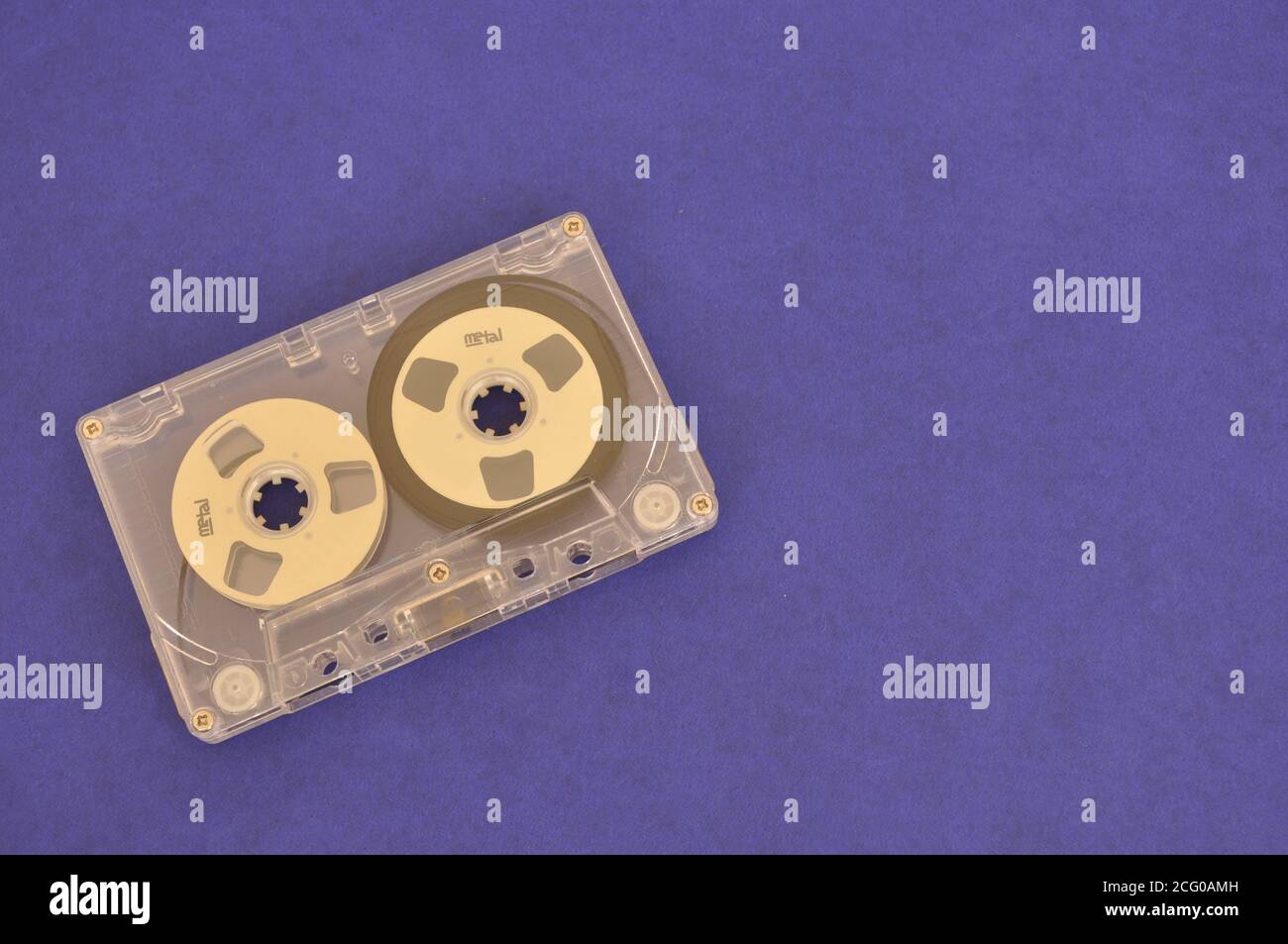 Nastro a cassetta in metallo. Le cassette Vintage Metal sono state un modo per fare la riproduzione di musica portatile è stata utilizzata molto per registrare musica Foto Stock