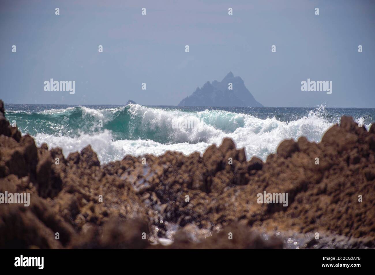 Grandi onde con le isole Skellig sullo sfondo a St. Finan's Bay, nel sud di Kerry, Irlanda. Foto Don MacMonagle Foto Stock