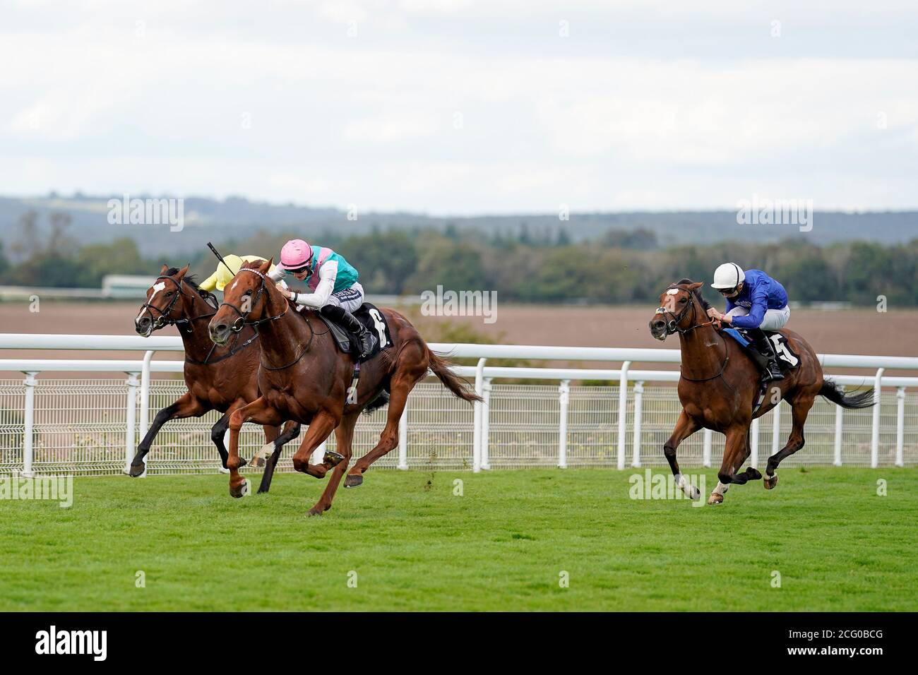 John Locke guidato dal fantino Harry Bentley (seconda a sinistra) vince la gara di ogni gara in diretta su Racing TV Novice Stakes presso l'ippodromo di Goodwood, Chichester. Foto Stock