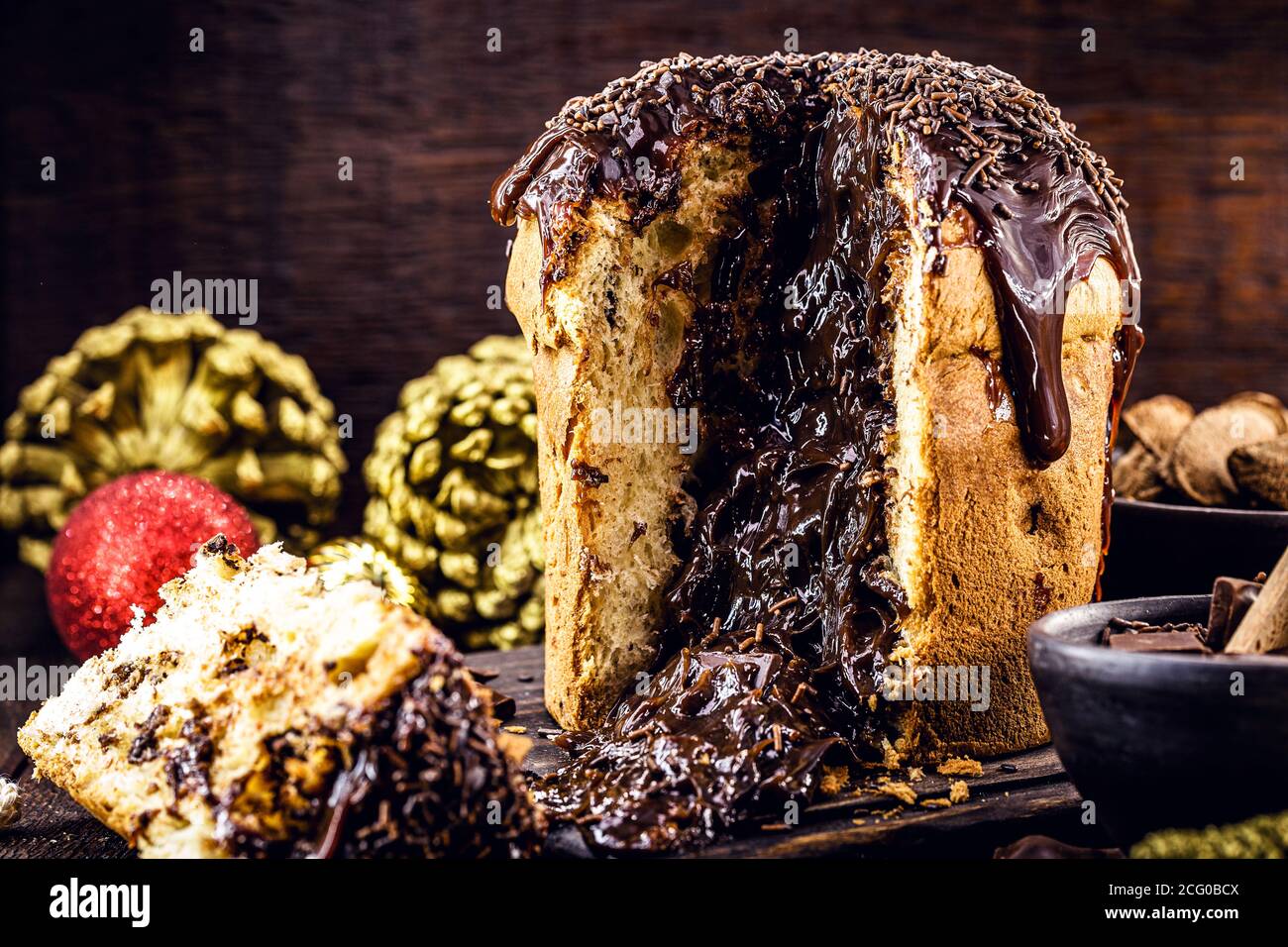 ​​chocolate panettone affettato con ripieno di cioccolato gocciolante, tipico dessert natalizio in Brasile e in Italia Foto Stock