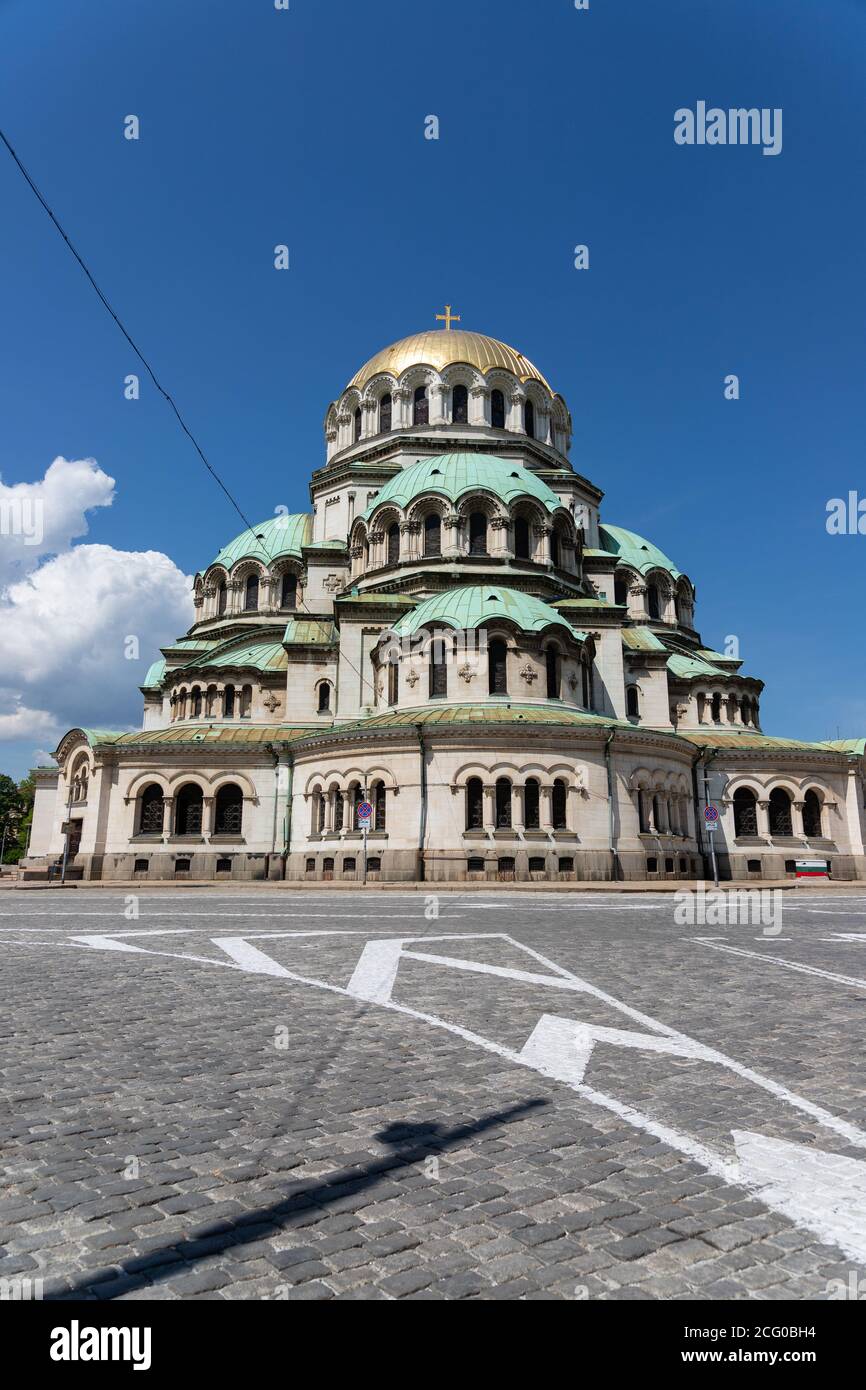 SOFIA, BULGARIA - 3 MAGGIO 2019: Cattedrale di Sant'Alessandro Nevsky a Sofia, Bulgaria, vista verticale dalla strada Foto Stock