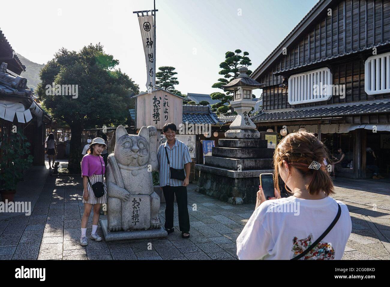 ISE, Giappone. 8 settembre 2020. I turisti posano per una foto accanto a un murale al santuario ISE Jingu.il governo giapponese spinge la controversa campagna di sconto 'Go to Travel', promuovendo viaggi nazionali da luglio per aiutare l'economia del paese. Credit: SOPA Images Limited/Alamy Live News Foto Stock