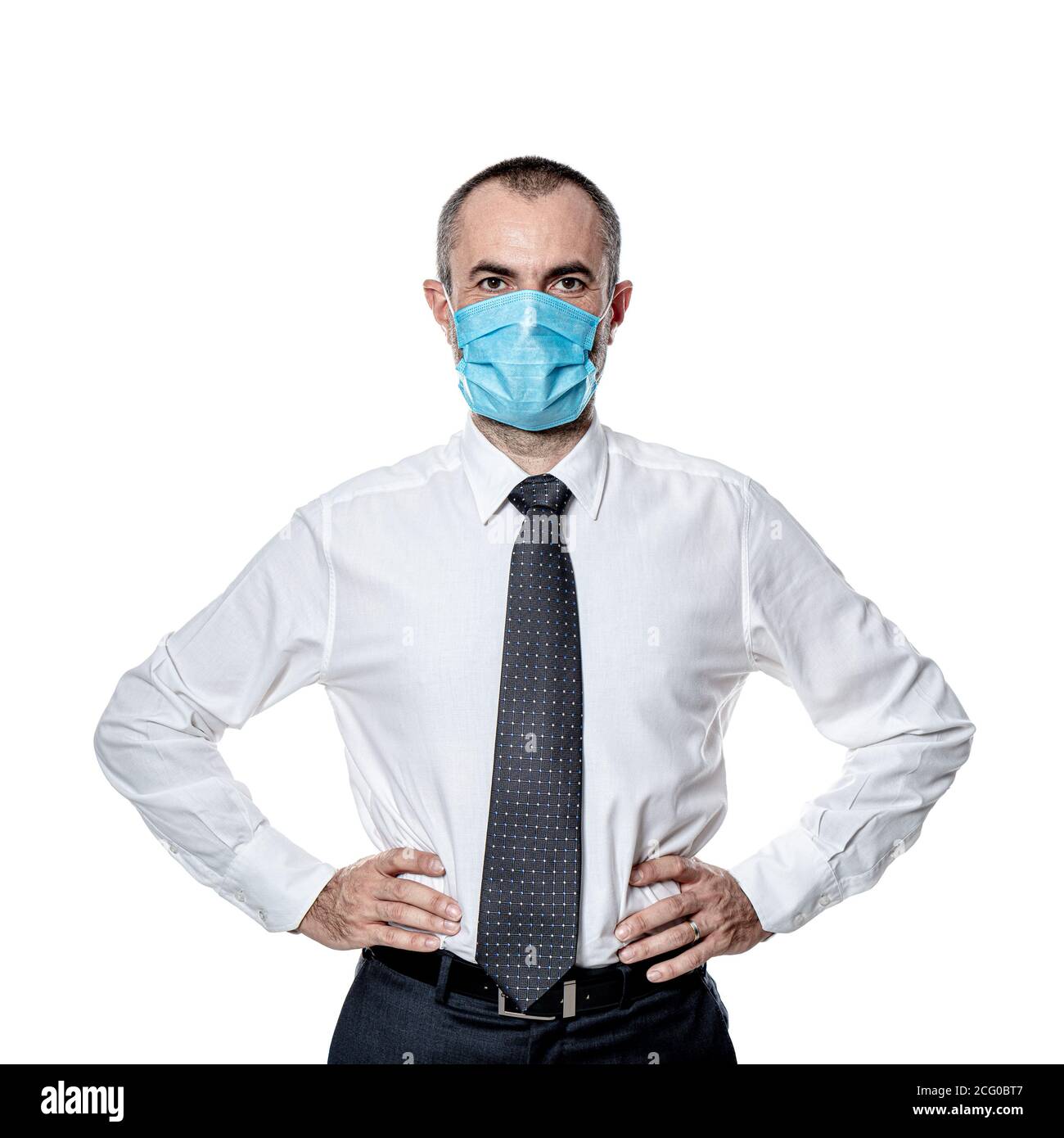 maschera chirurgica uomo d'affari per la protezione contro il virus del coronavirus covid 19. isolata su bianco. Foto Stock