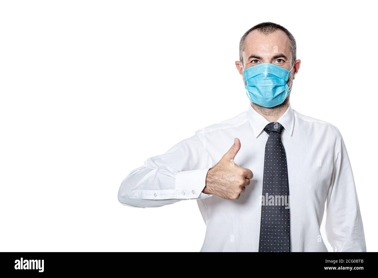 maschera chirurgica per uomo d'affari per la protezione contro il virus del coronavirus covid 19. isolato su bianco.thumb up Foto Stock