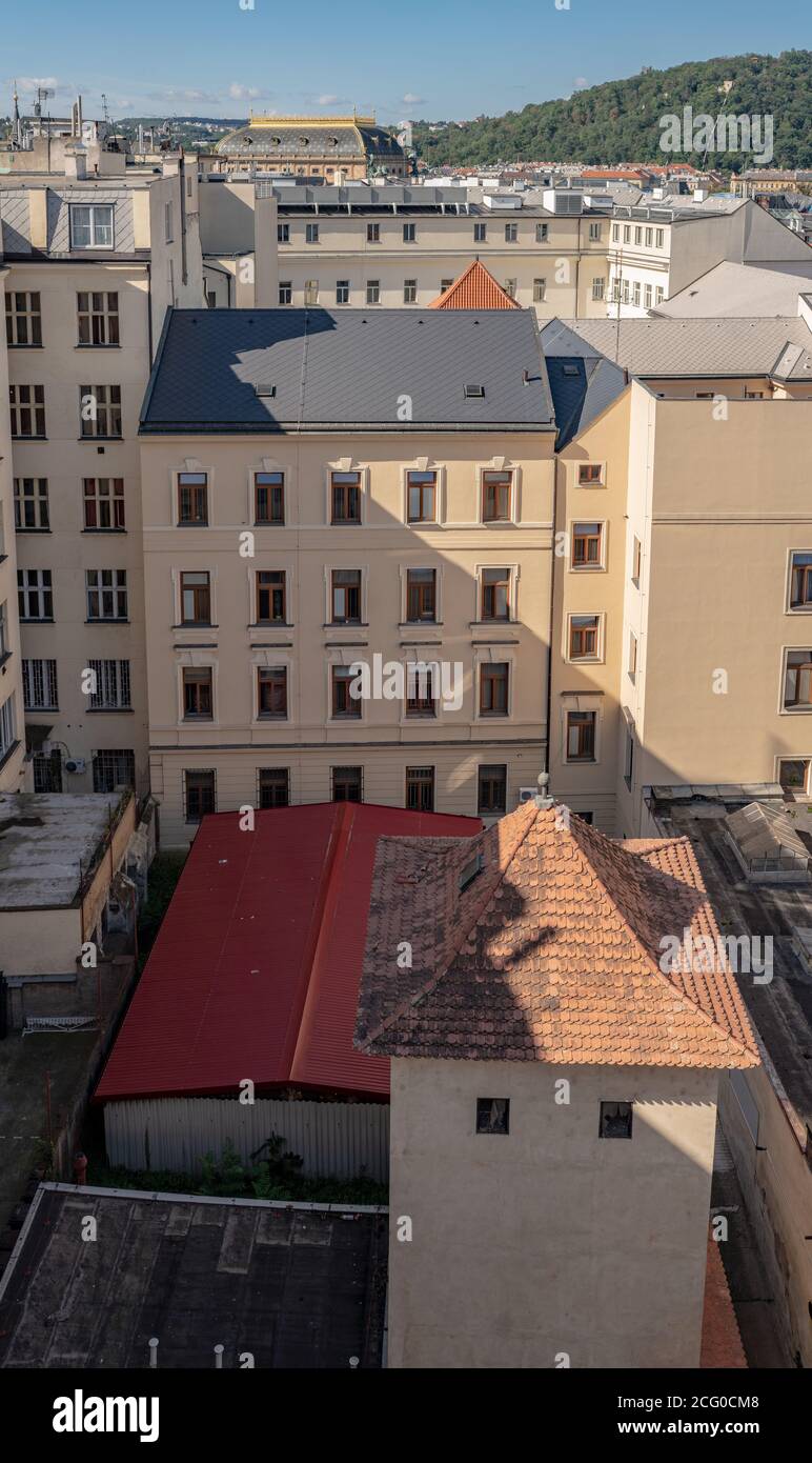 I cortili al confine della Città Vecchia e Nuova di Praga con due tetti di punta di torri conservate delle mura della Città Vecchia, di solito inaccessibili. Foto Stock