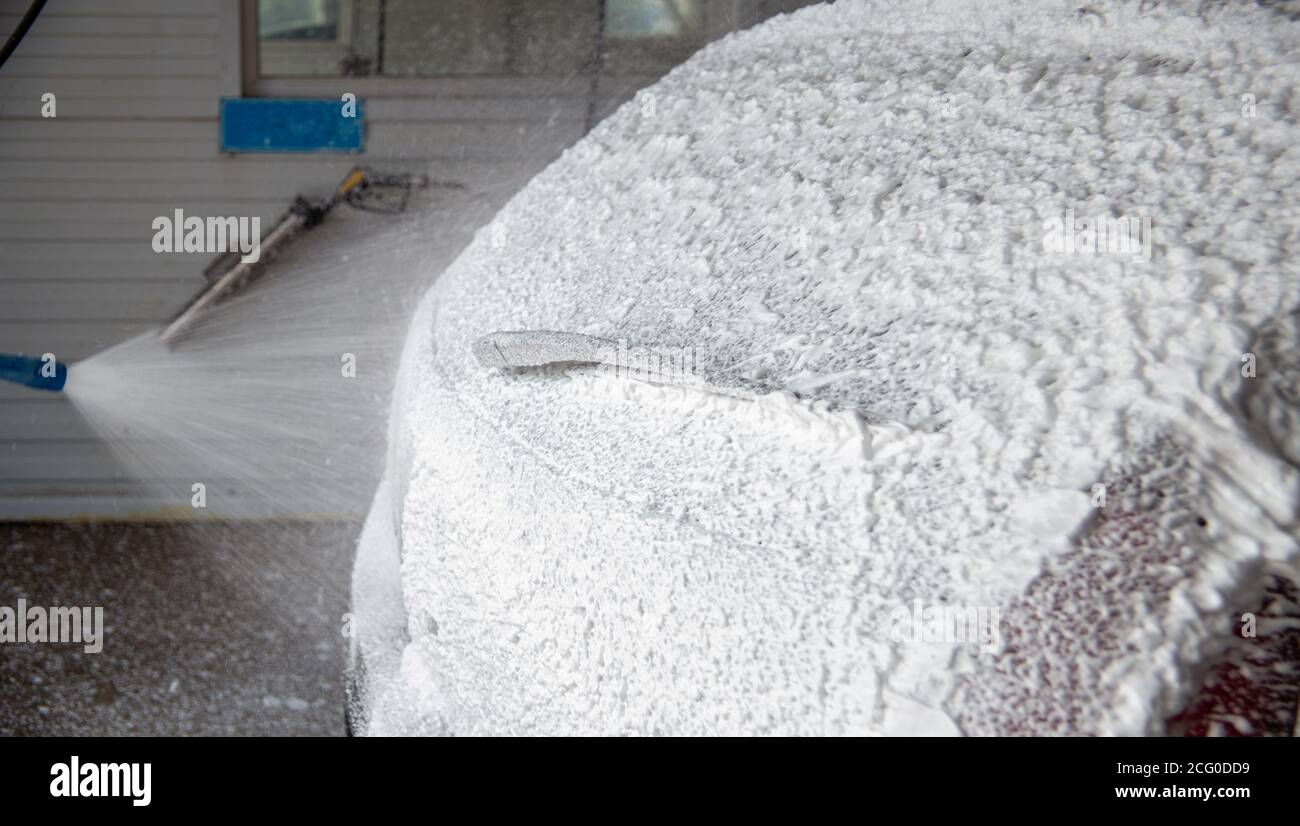 Un processo di applicazione del sapone sud in una stazione di lavaggio interna - closeup con messa a fuoco selettiva. Foto Stock