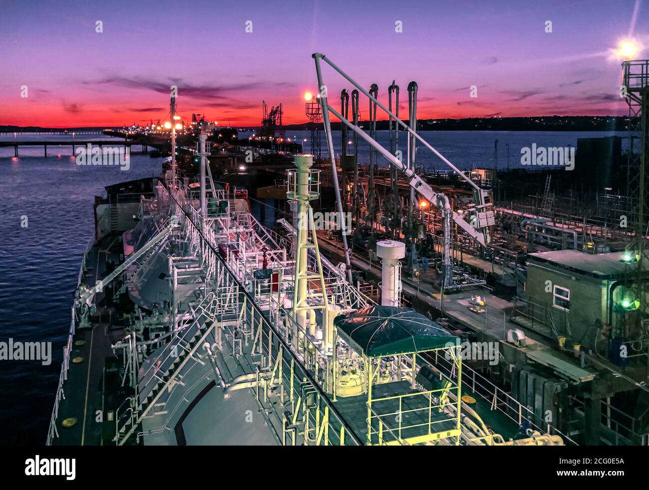bellissimo tramonto e nave lungo il distributore di benzina durante il carco funzionamento Foto Stock