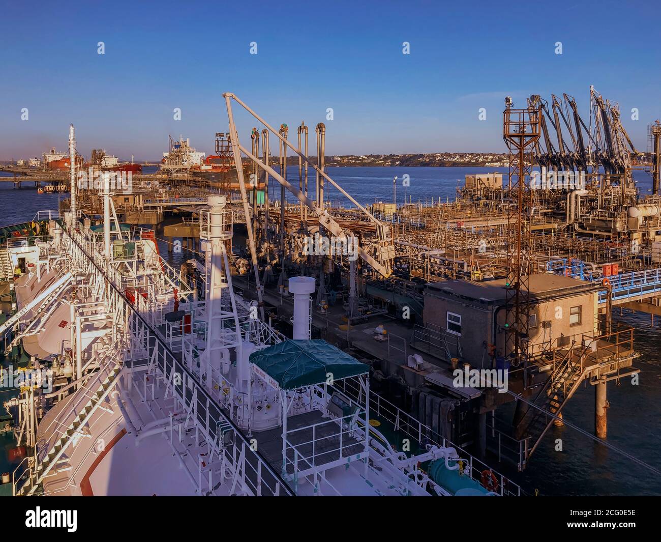 mattinata movimentata e terminal di carico a gas con navi a fianco Foto Stock