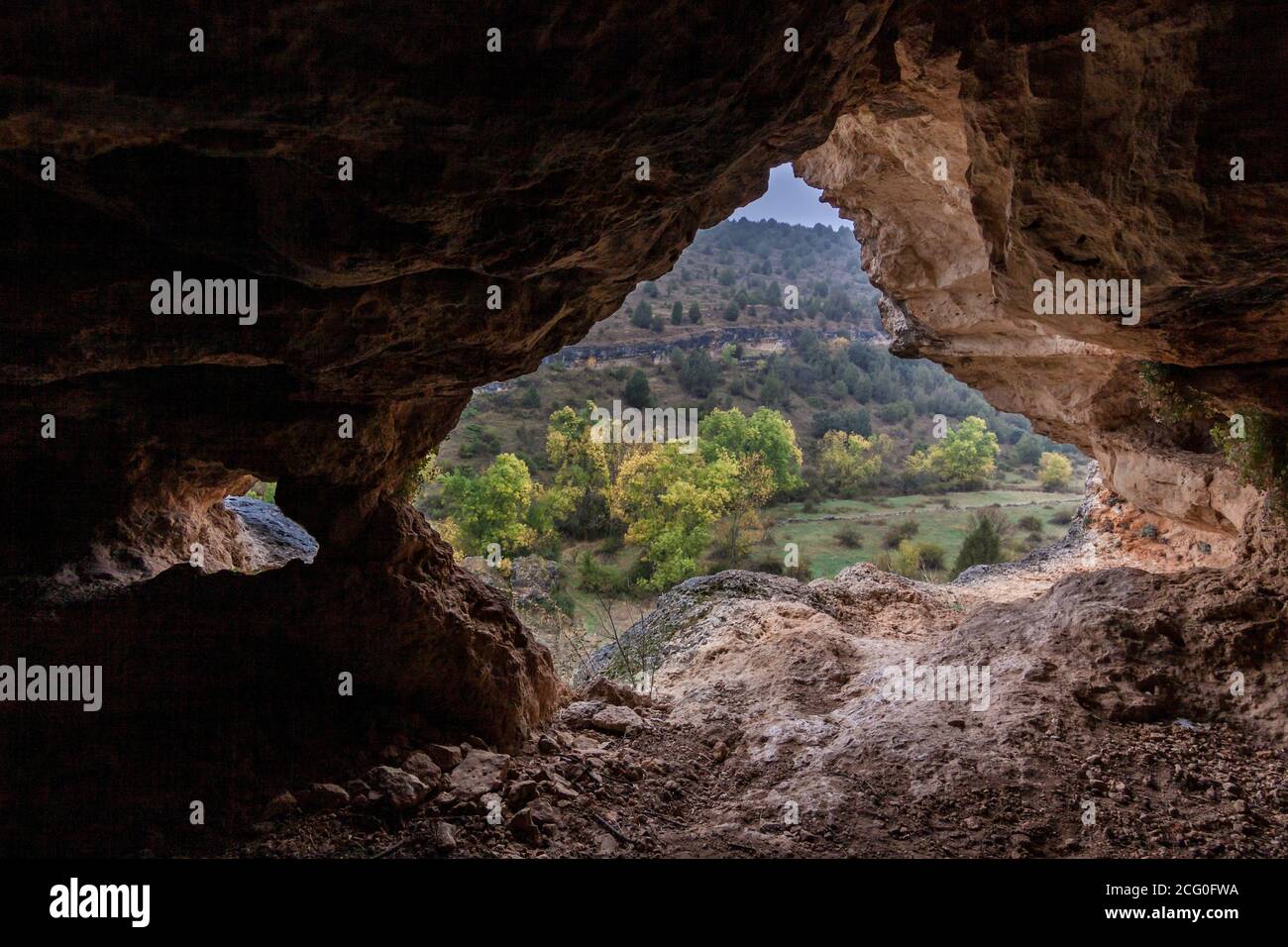 Expedeologia all'interno di una grotta geologica, avventure durante l'esplorazione delle grotte. A Segovia, Castilla y Leon, Spagna. Foto Stock