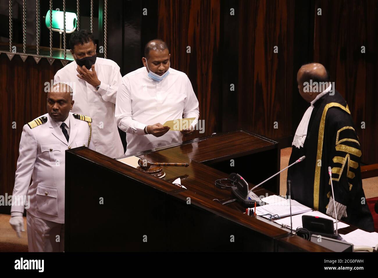 8 settembre 2020: Lo Sri Lanka ha condannato l'assassino Premalal Jayasekara giurato come membro del parlamento del partito al potere davanti alla Presidente del Parlamento Mahinda Yapa Abeywardena a Colombo l'8 settembre 2020. Credit: Pradeep Dambarage/ZUMA Wire/Alamy Live News Foto Stock