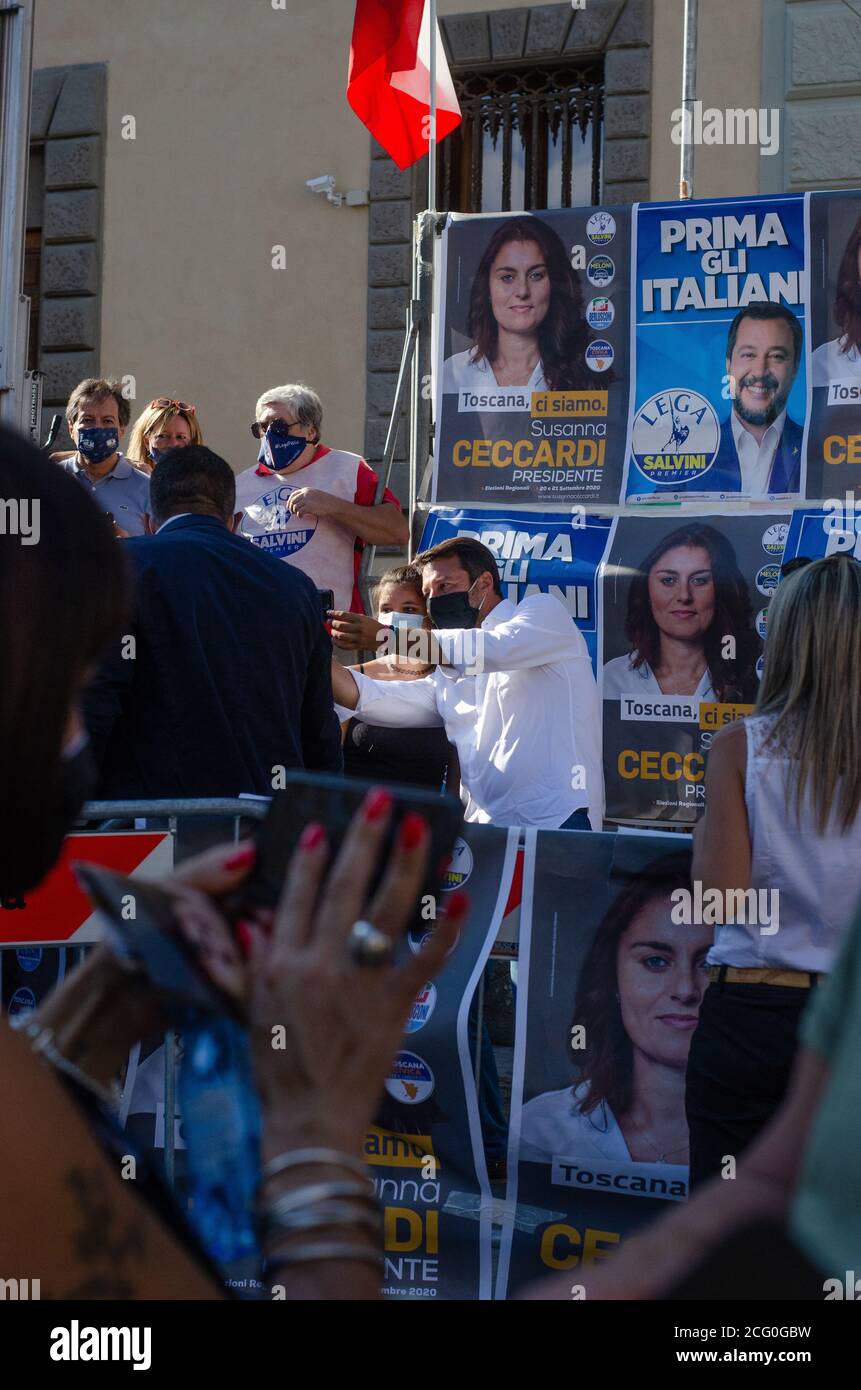 Pistoia, Toscana, Italia. 8 settembre 2020. Matteo Salvini incontra e saluta le persone dopo la campagna regionale di rally a sostegno di Susanna Ceccardi a Pistoia, Toscana, Italia 8 settembre 2020 Credit: Jakobusvide/Alamy Live News Foto Stock