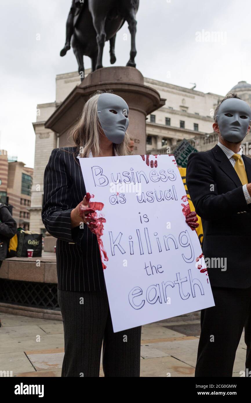 Performer con mani sanguinose, 'Walk of Shame' Extinction Rebellion dimostrazione, Bank of England, Londra, 4 settembre 2020 Foto Stock