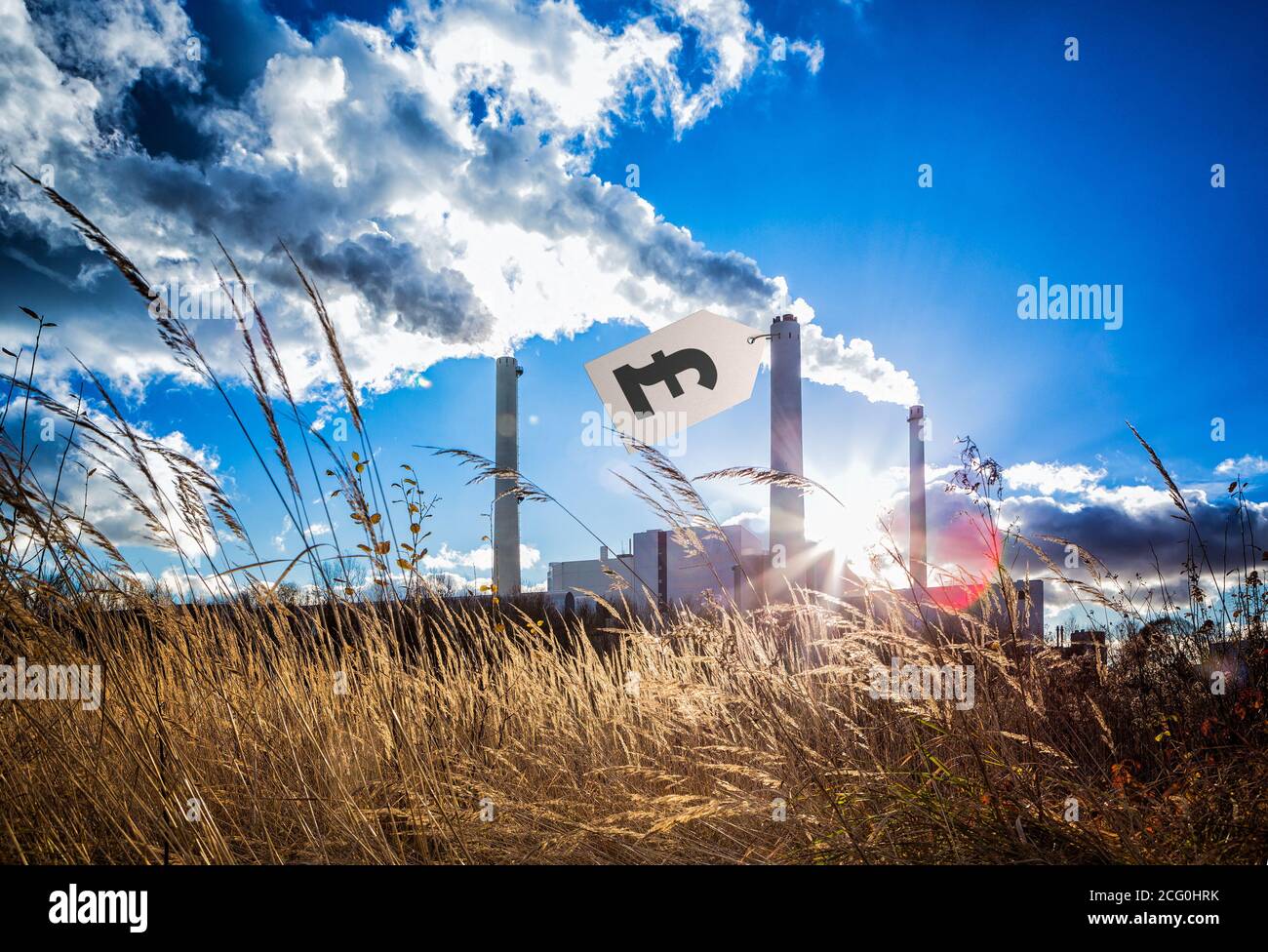 Concetto: fascia di prezzo per le emissioni di co2. Tassa sul carbonio. Immagine composita di un listino prezzi con un segno di sterlina attaccato all'imbuto della centrale termica. Fumi emi Foto Stock