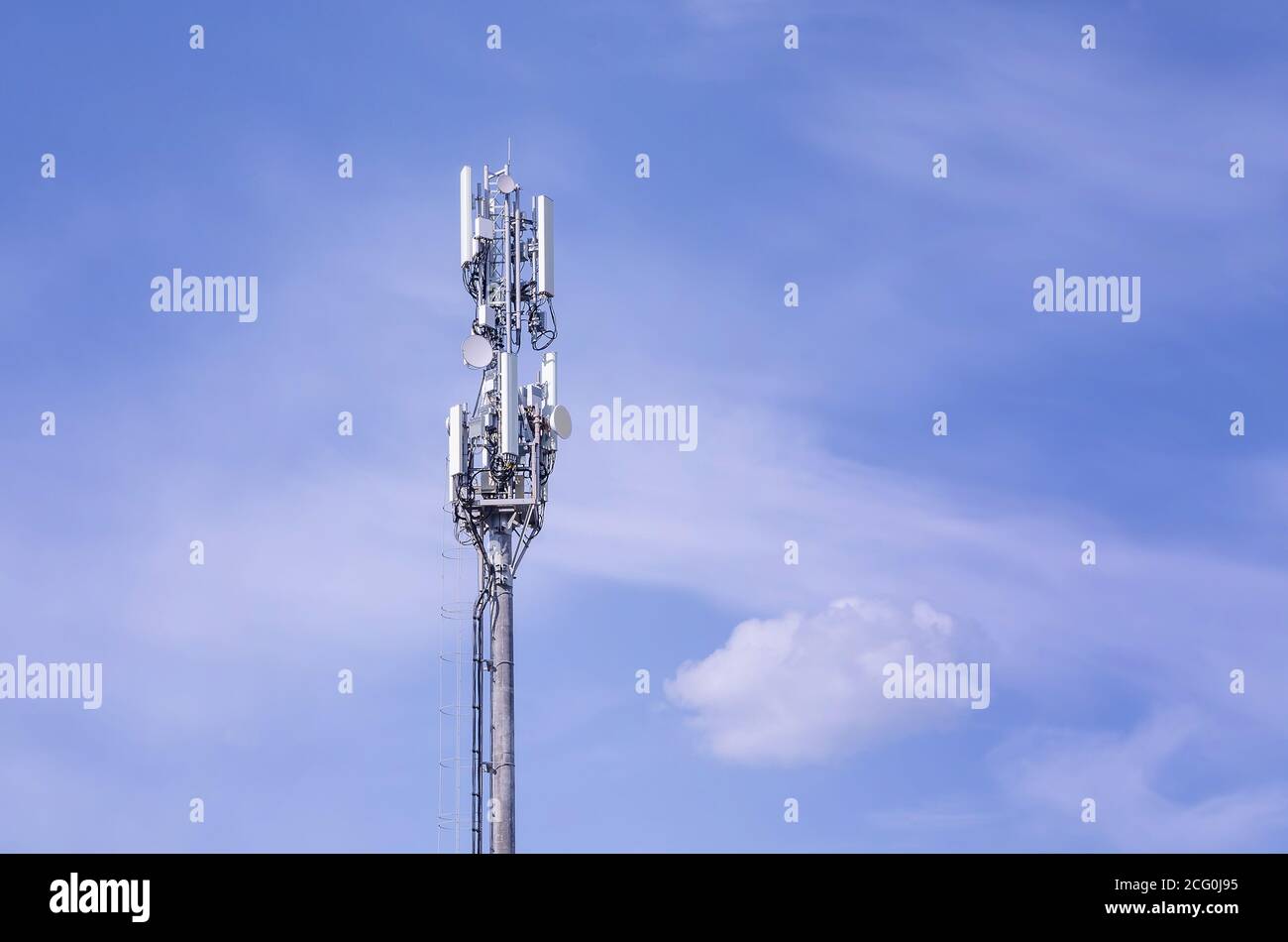 Antenne per telefoni cellulari 5G. Tecnologia sulla parte superiore della torre di telecomunicazione 4G, 3G . Antenne televisive su palo per telecomunicazioni. Ricezione e. Foto Stock