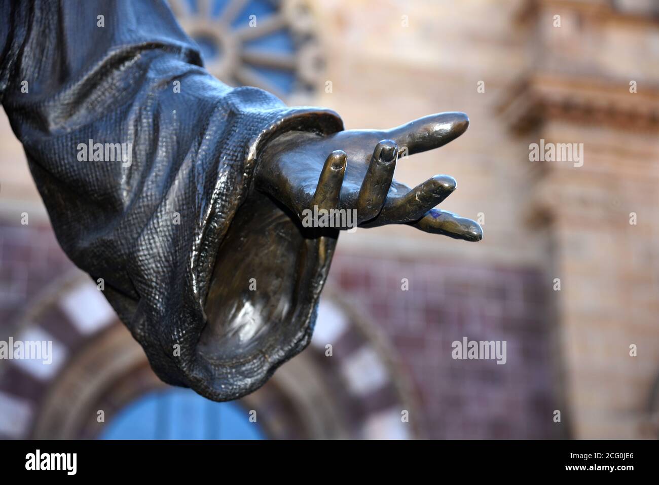 Una statua in bronzo di San Francesco d'Assisi di fronte alla Basilica Cattedrale di San Francesco d'Assisi a Santa Fe, New Mexico. Foto Stock