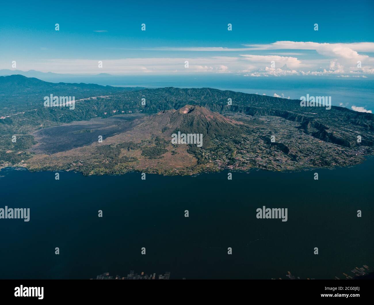 Vista aerea del vulcano Batur e del lago craterico di Bali Foto Stock