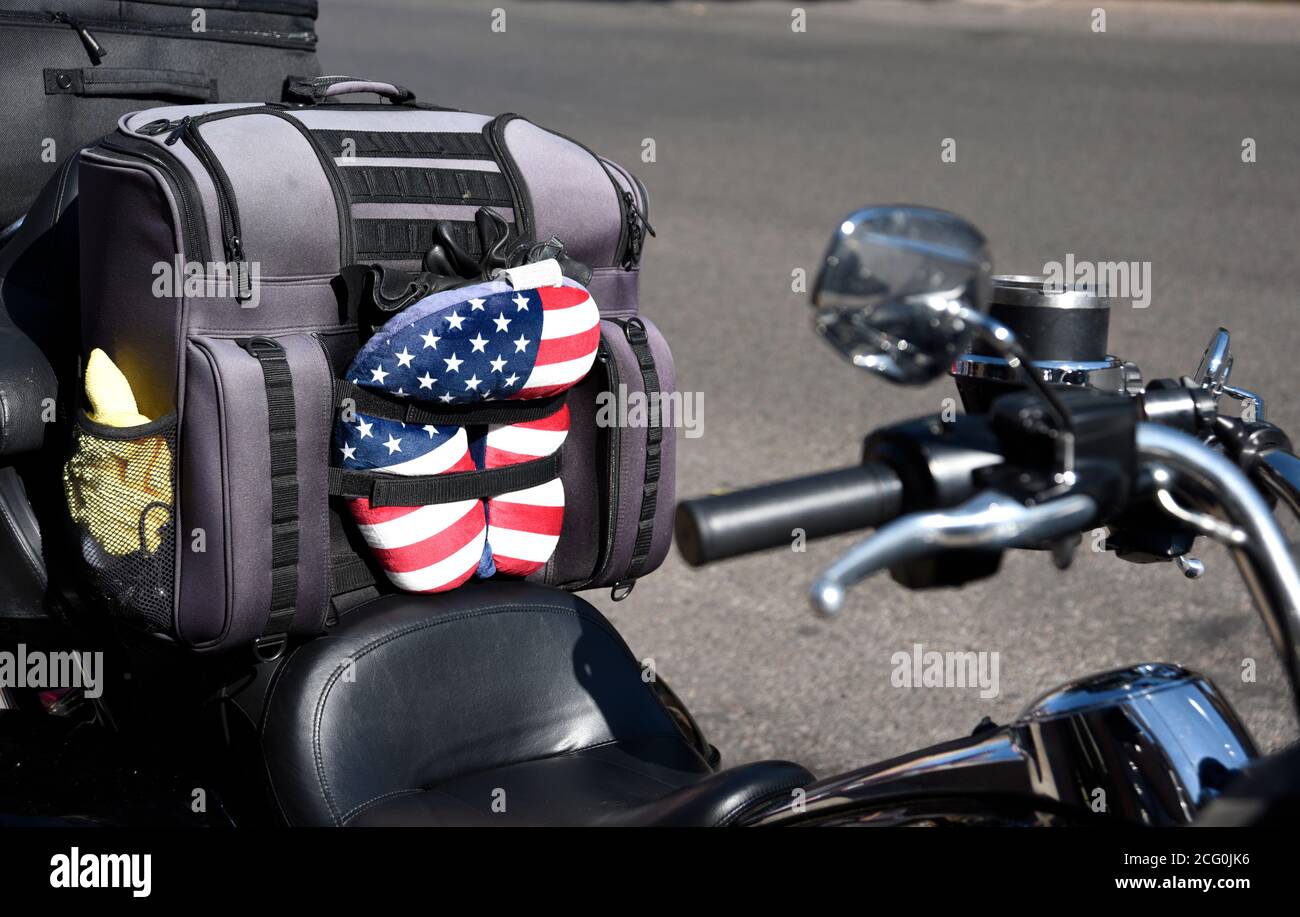 I bagagli e le valigie da viaggio progettati per i viaggiatori che viaggiano in moto sono stivati su una motocicletta Harley-Davidson parcheggiata a Santa Fe, New Mexico. Foto Stock