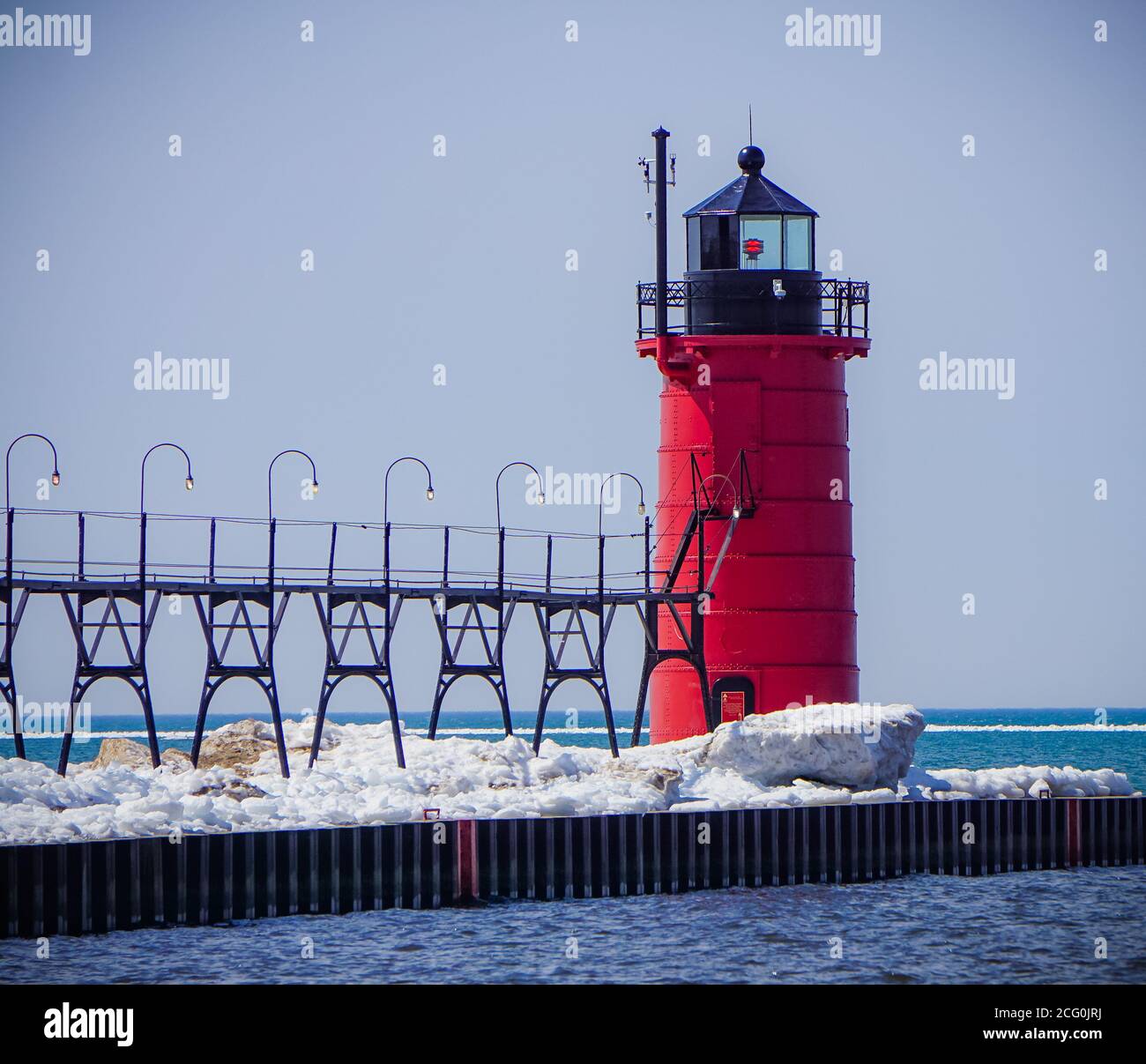 Faro rosso in inverno Foto Stock