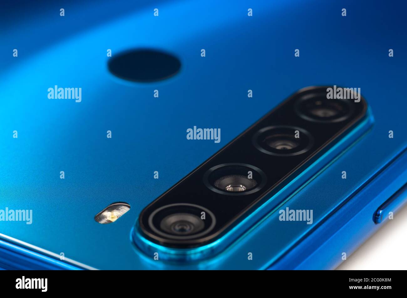 Blu moderno Smart phone con obiettivo multi-fotocamera e scanner per impronte digitali da vicino. Foto Stock