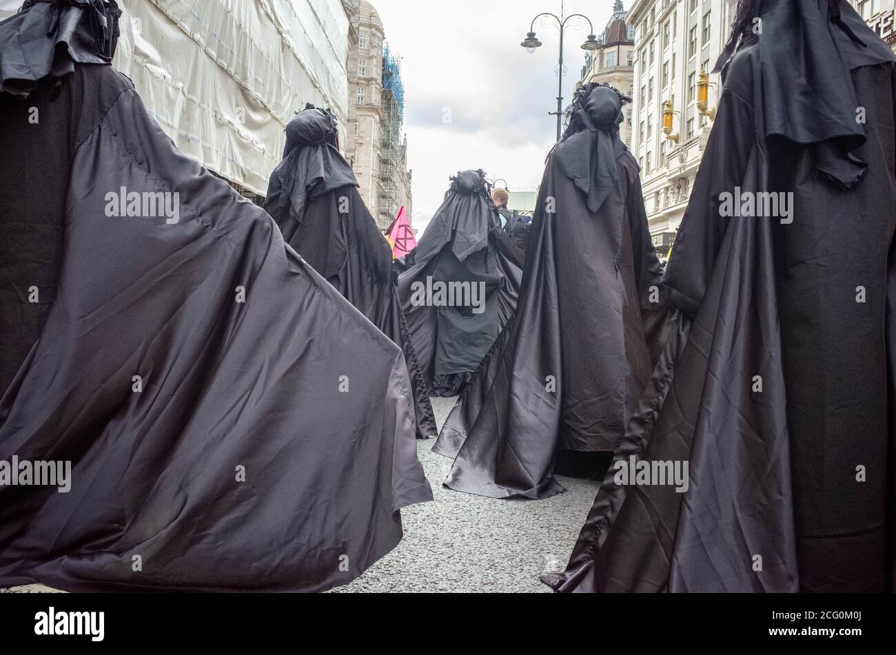 Londra, Regno Unito. 8 settembre 2020. Alla protesta si uniscono le freccette, i ribelli in nero, mentre marciano attraverso Londra verso Piazza del parlamento - estinzione Foto Stock