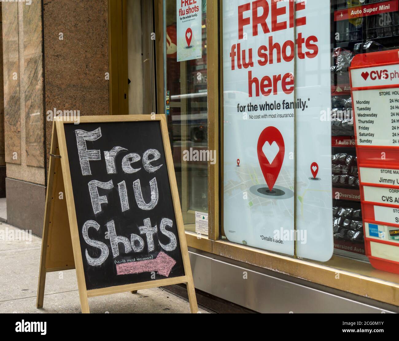 Segni di fronte ad una farmacia CVS Health a New York mercoledì 2 settembre 2020 pubblicizza la disponibilità del vaccino antinfluenzale. (© Richard B. Levine) Foto Stock