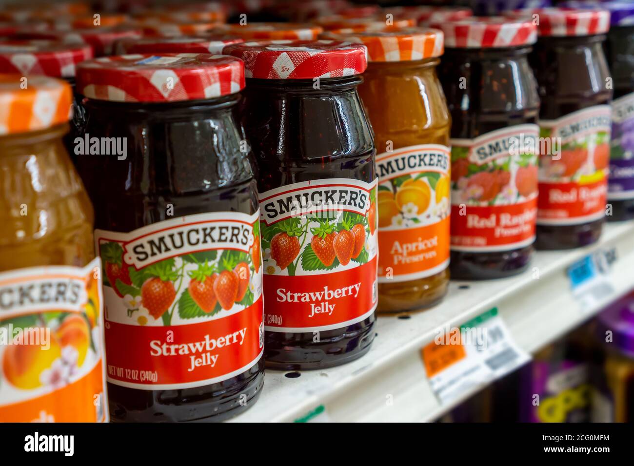 I vasi delle conserve di Smucker sono visti in un supermercato martedì 25 agosto 2020. Il J.M. Smucker Co. Ha registrato un aumento a due cifre delle vendite dei suoi marchi nel primo trimestre fiscale. (© Richard B. Levine) Foto Stock