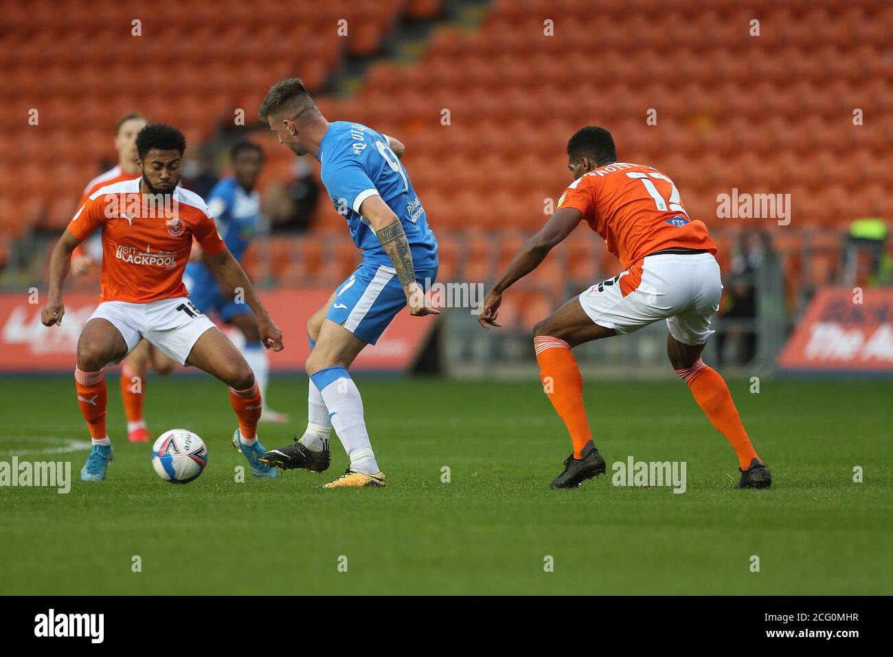 BLACKPOOL, INGHILTERRA. 8 SETTEMBRE 2020 Scott Quigley of Barrow in azione con Matty Virtue e Grant Ward di Blackpool durante la partita EFL Trophy tra Blackpool e Barrow a Bloomfield Road, Blackpool. (Credit: Mark Fletcher | MI News) Credit: MI News & Sport /Alamy Live News Foto Stock