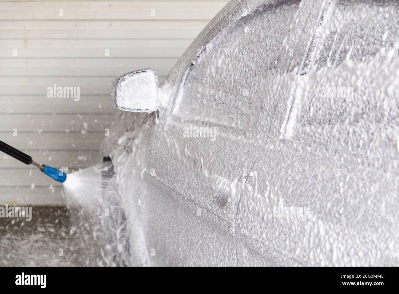 Un processo di applicazione del sapone sud in una stazione di lavaggio interna - closeup con messa a fuoco selettiva. Foto Stock