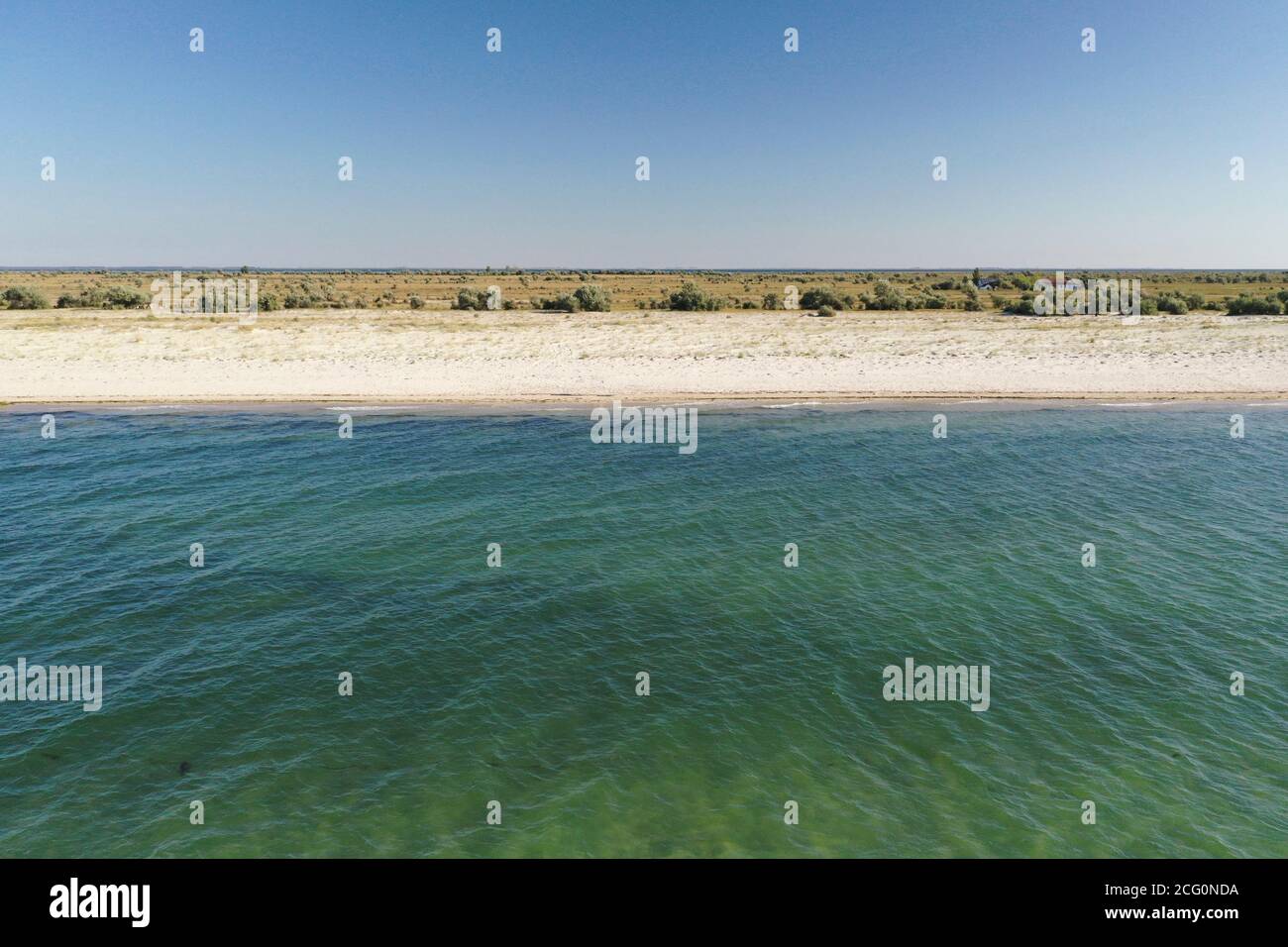 Isola in vista mare dall'alto. Acqua azzurra e sabbia bianca Foto Stock